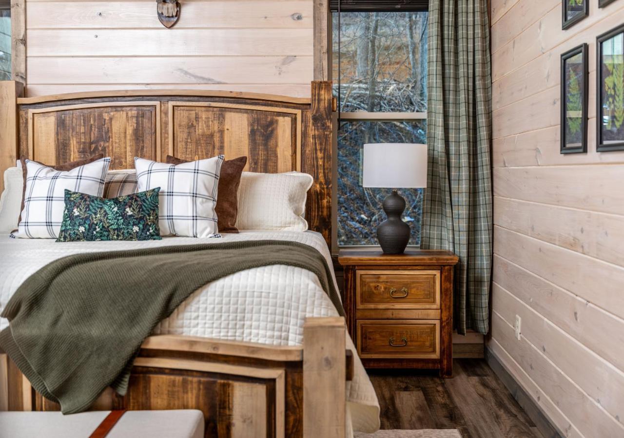 Luxury Cabin, Heated Pool, Theater, Hot Tub Gatlinburg