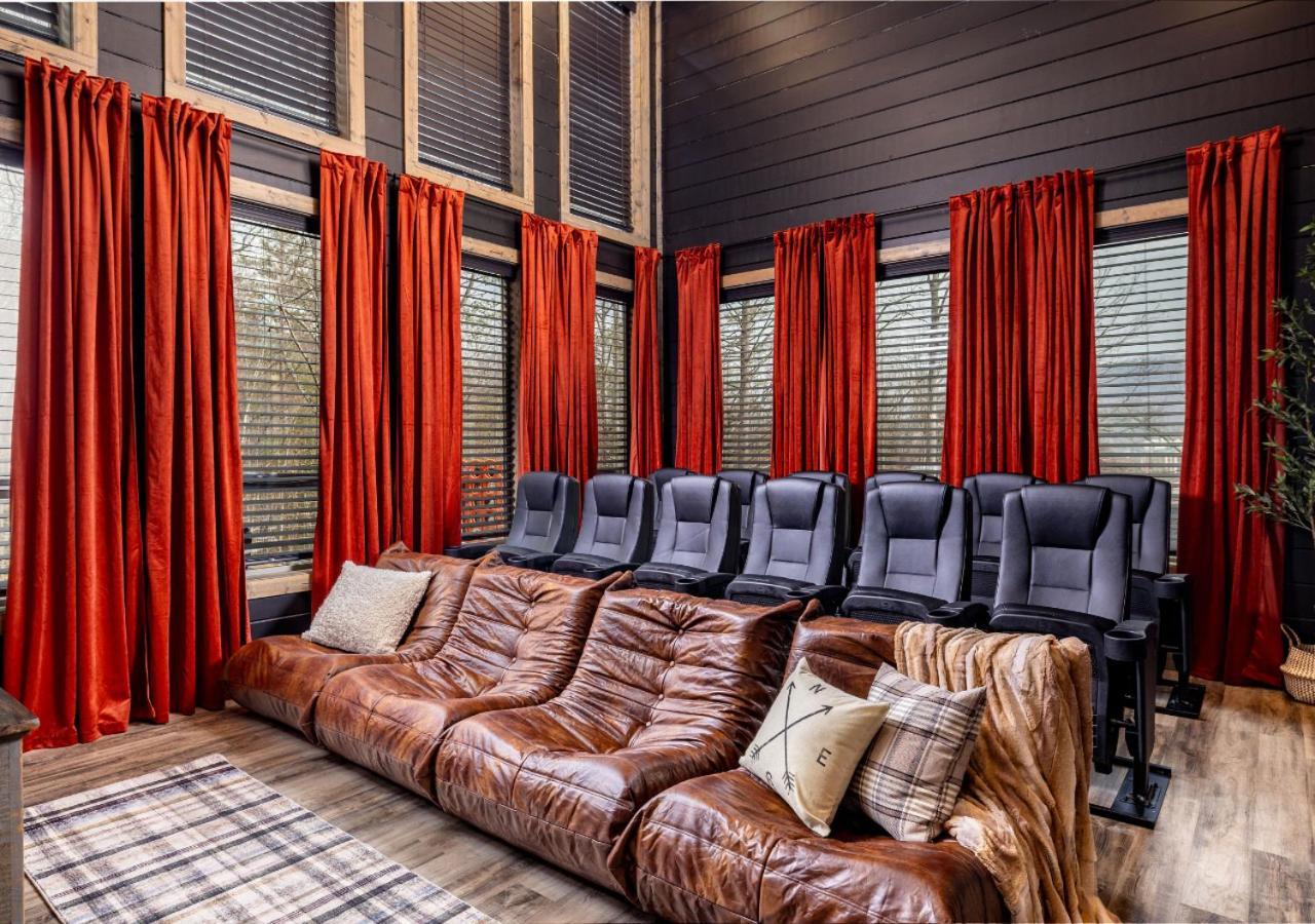 Holiday home Luxury Cabin, Heated Pool, Theater, Hot Tub