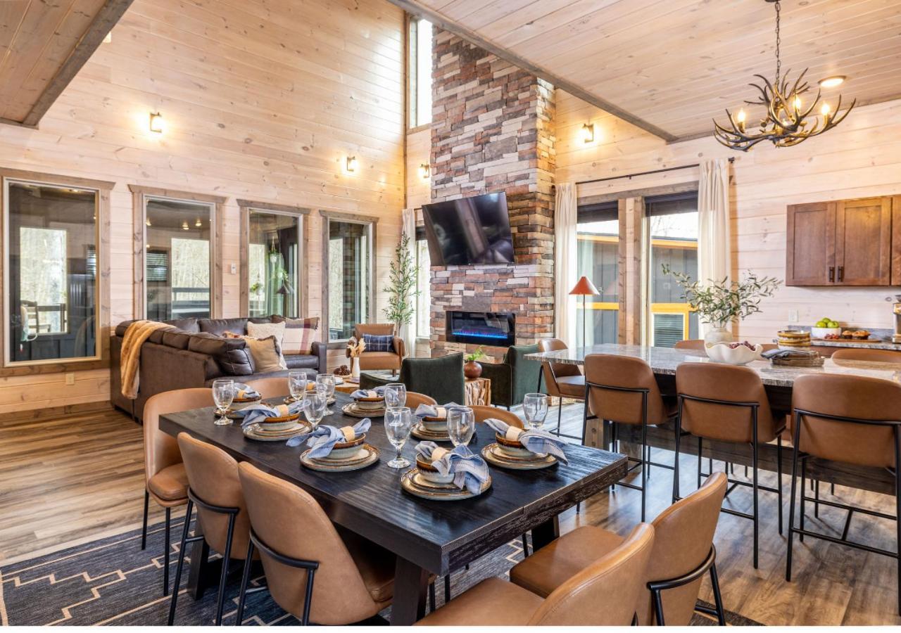 Luxury Cabin, Heated Pool, Theater, Hot Tub Holiday home Gatlinburg