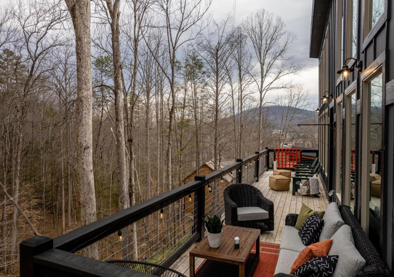 Luxury Cabin, Heated Pool, Theater, Hot Tub Holiday home