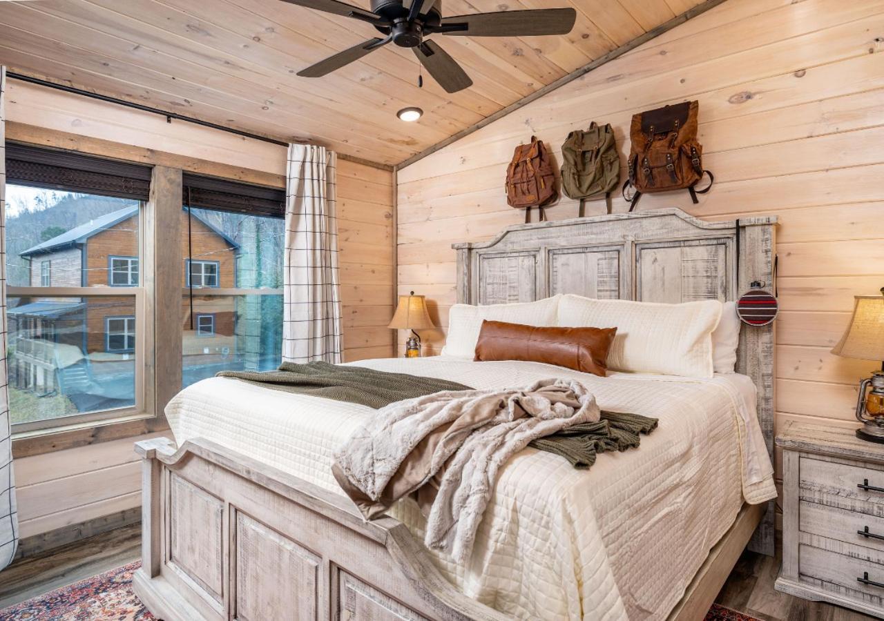 Luxury Cabin, Heated Pool, Theater, Hot Tub Gatlinburg
