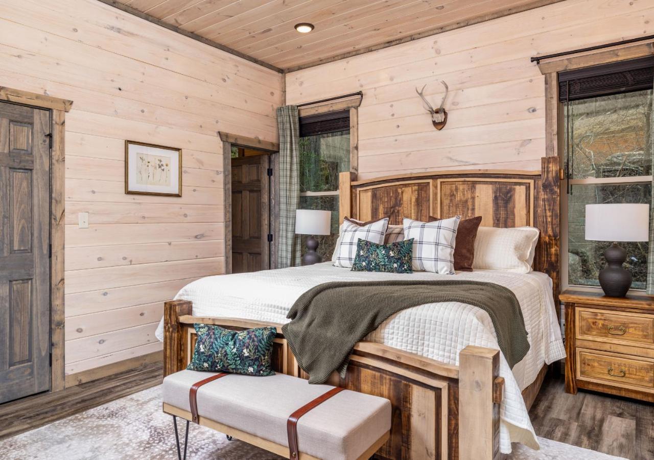 Luxury Cabin, Heated Pool, Theater, Hot Tub *