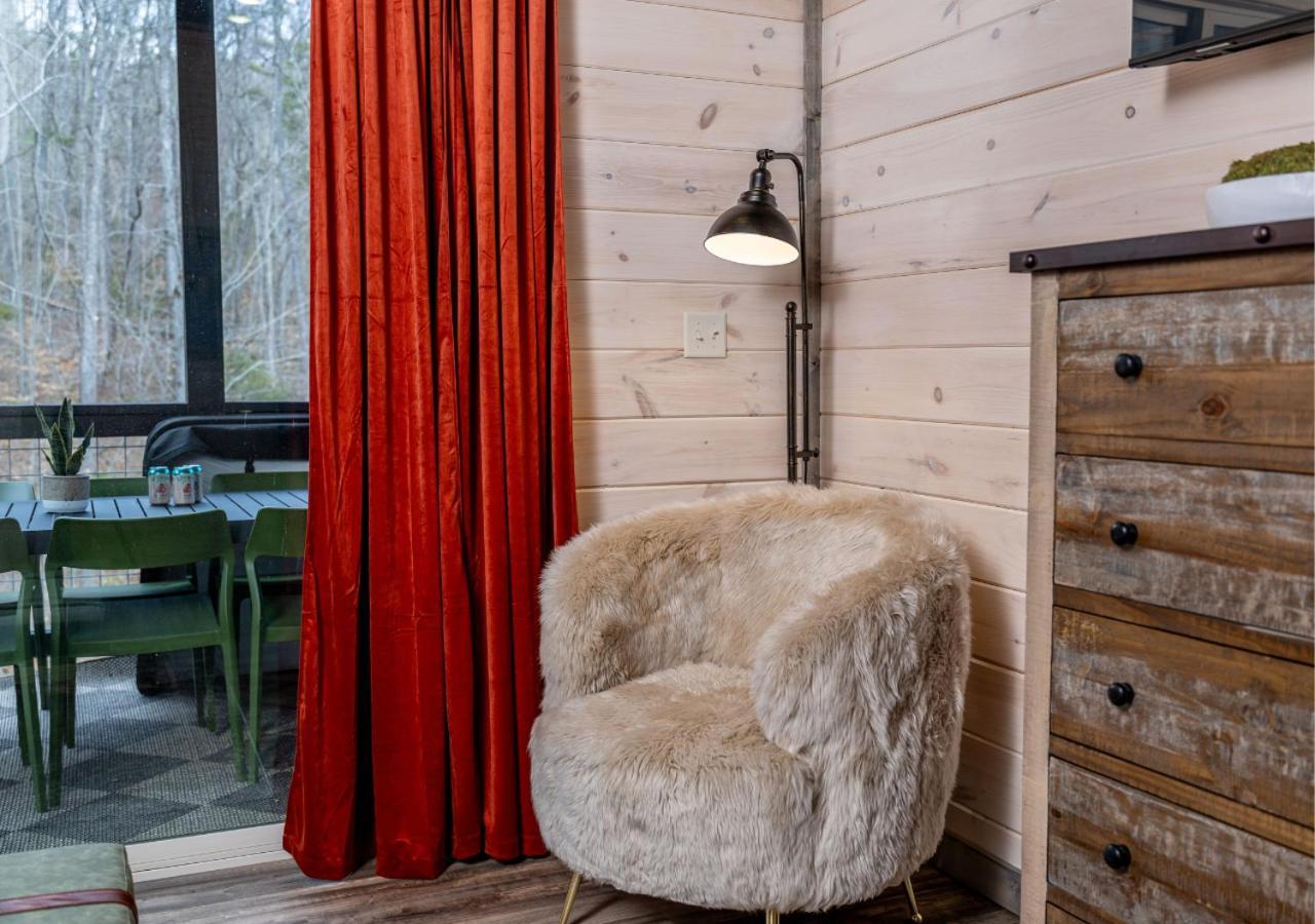 Luxury Cabin, Heated Pool, Theater, Hot Tub