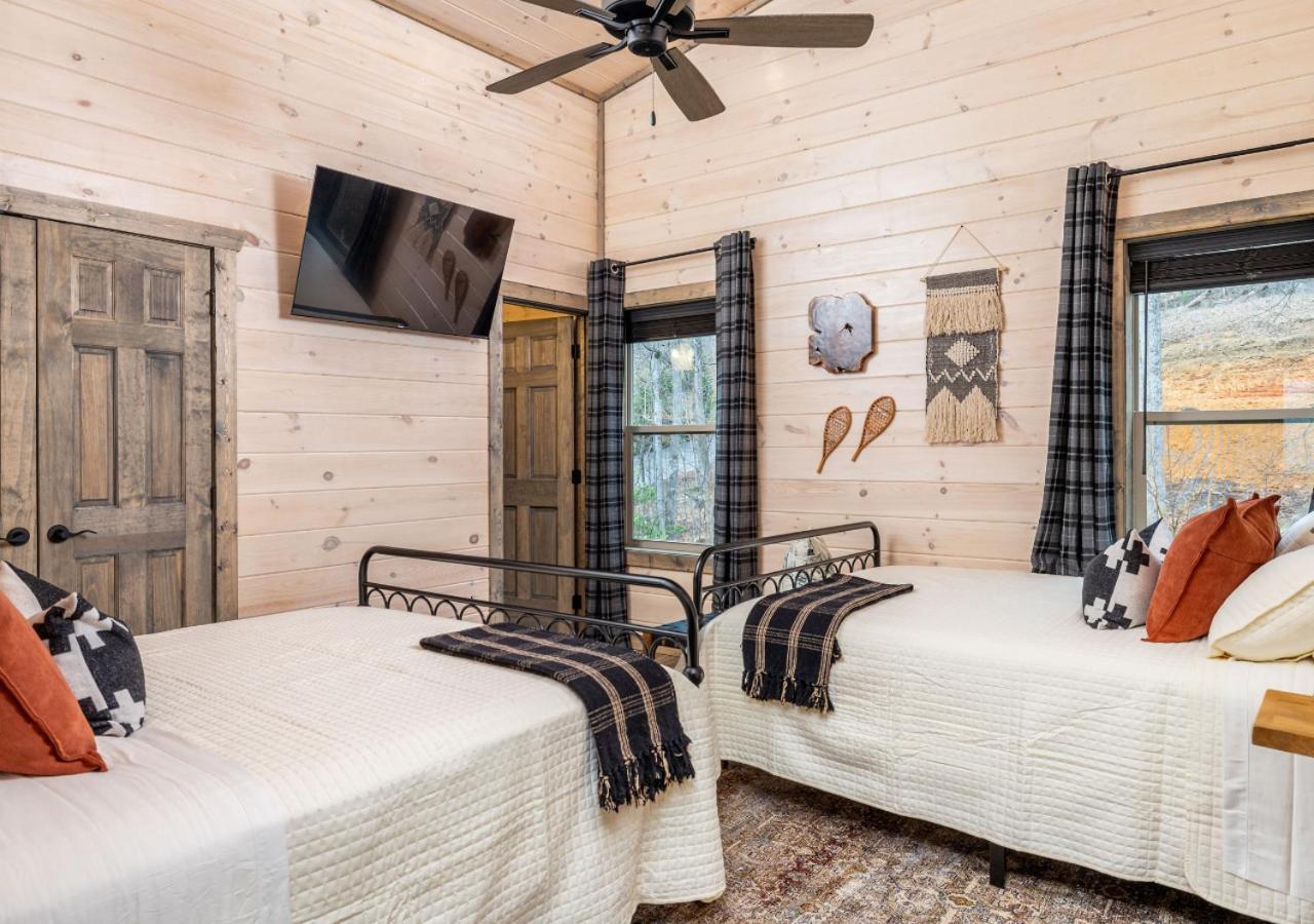 Luxury Cabin, Heated Pool, Theater, Hot Tub Holiday home Gatlinburg