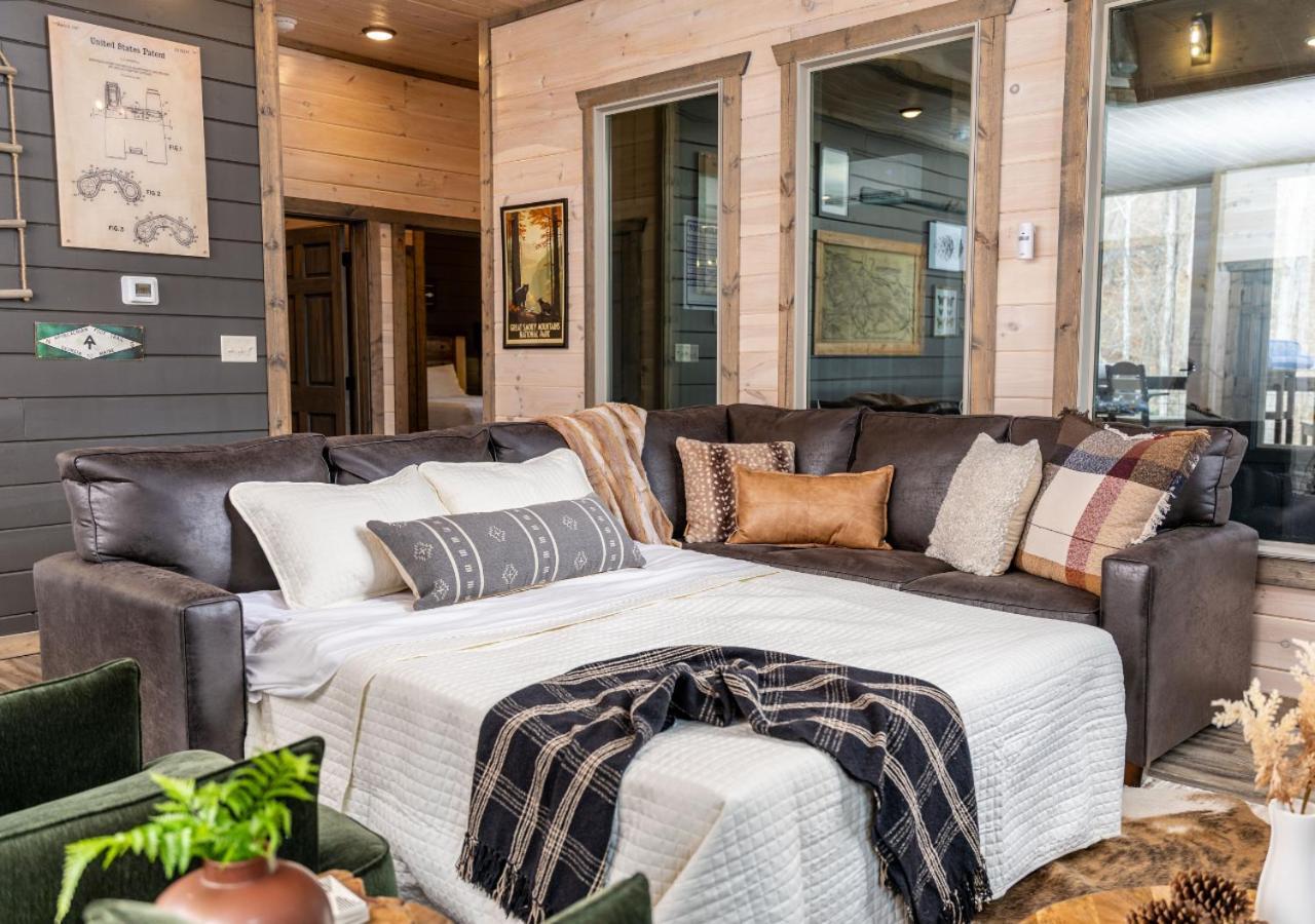 Luxury Cabin, Heated Pool, Theater, Hot Tub * Gatlinburg