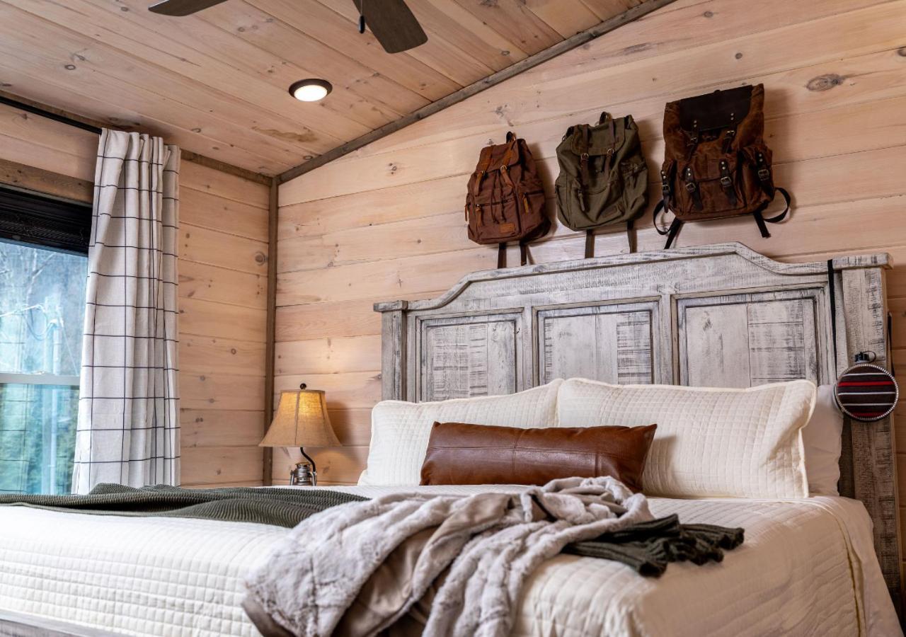 Luxury Cabin, Heated Pool, Theater, Hot Tub Holiday home