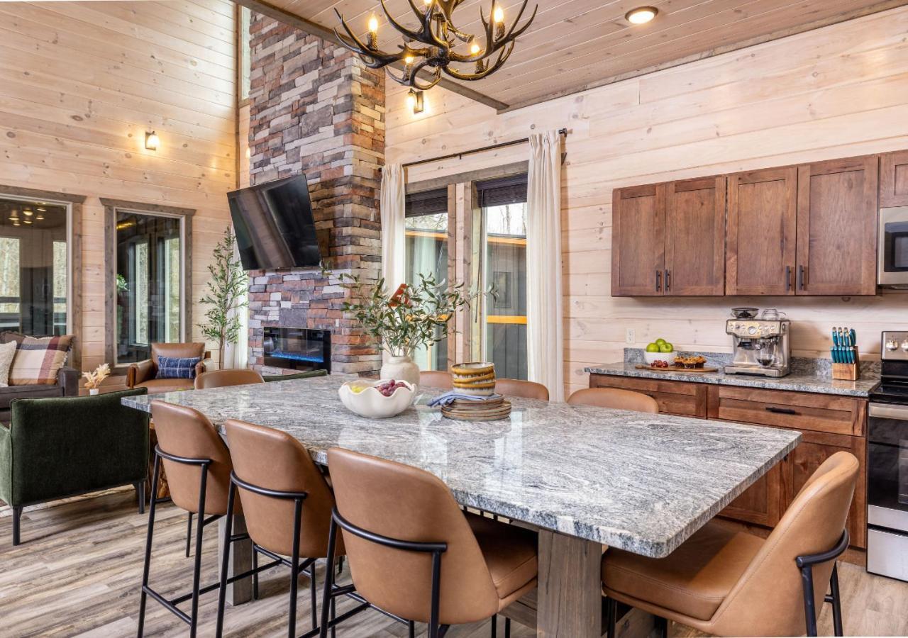 Luxury Cabin, Heated Pool, Theater, Hot Tub Holiday home *