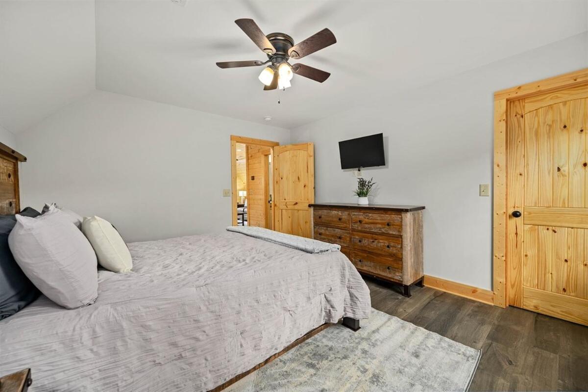 Close To Downtown Amazing Mount Leconte Views Hot Tub Game Holiday home