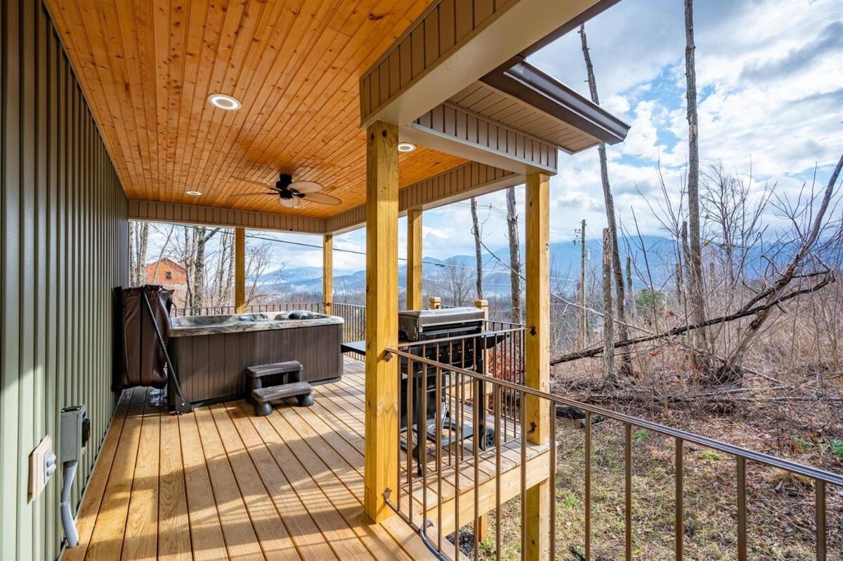 Close To Downtown Amazing Mount Leconte Views Hot Tub Game Holiday home Gatlinburg