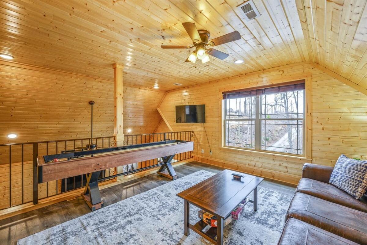 Close To Downtown Amazing Mount Leconte Views Hot Tub Game Holiday home *