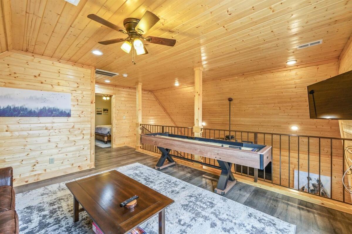Close To Downtown Amazing Mount Leconte Views Hot Tub Game Holiday home *