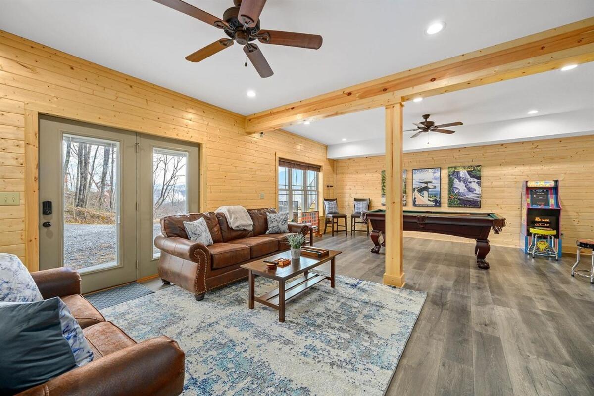 Close To Downtown Amazing Mount Leconte Views Hot Tub Game Holiday home *