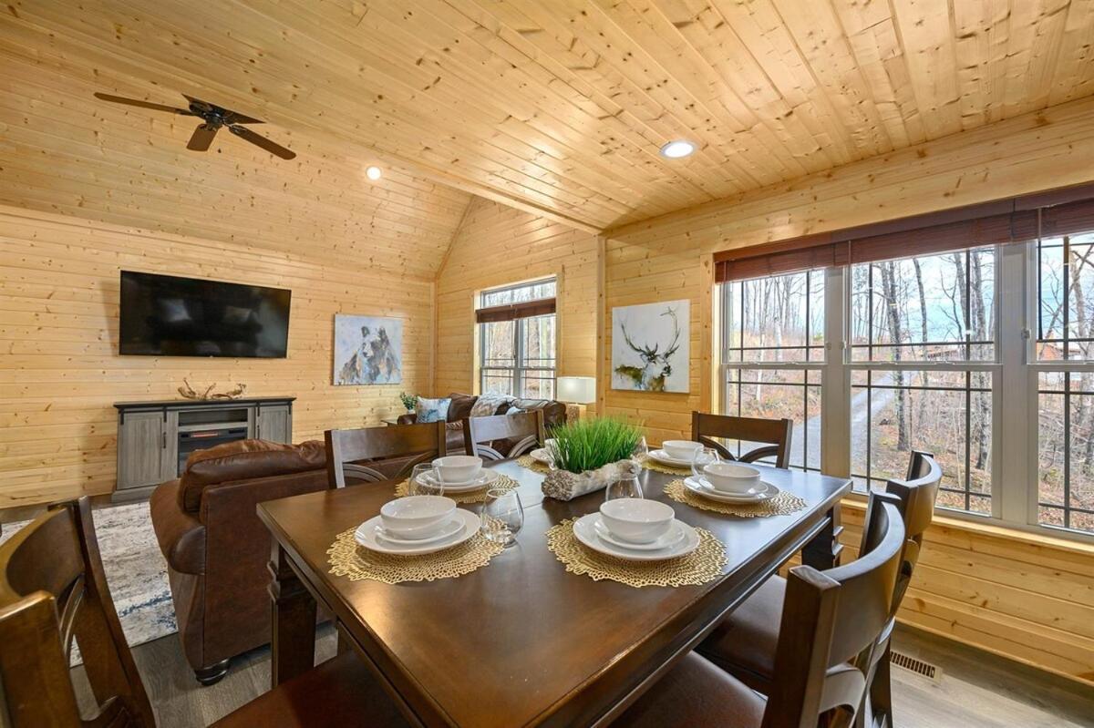 Close To Downtown Amazing Mount Leconte Views Hot Tub Game *