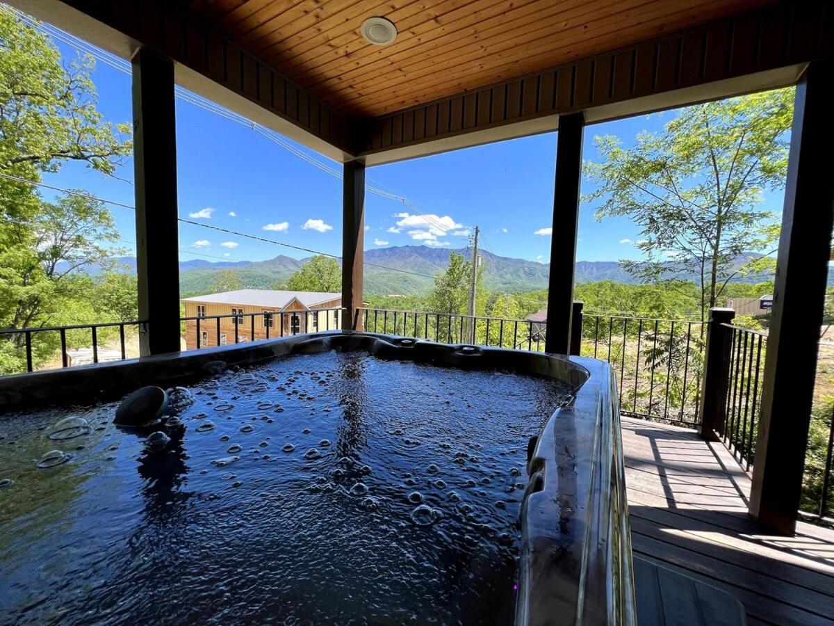 Close To Downtown Amazing Mount Leconte Views Hot Tub Game Holiday home *