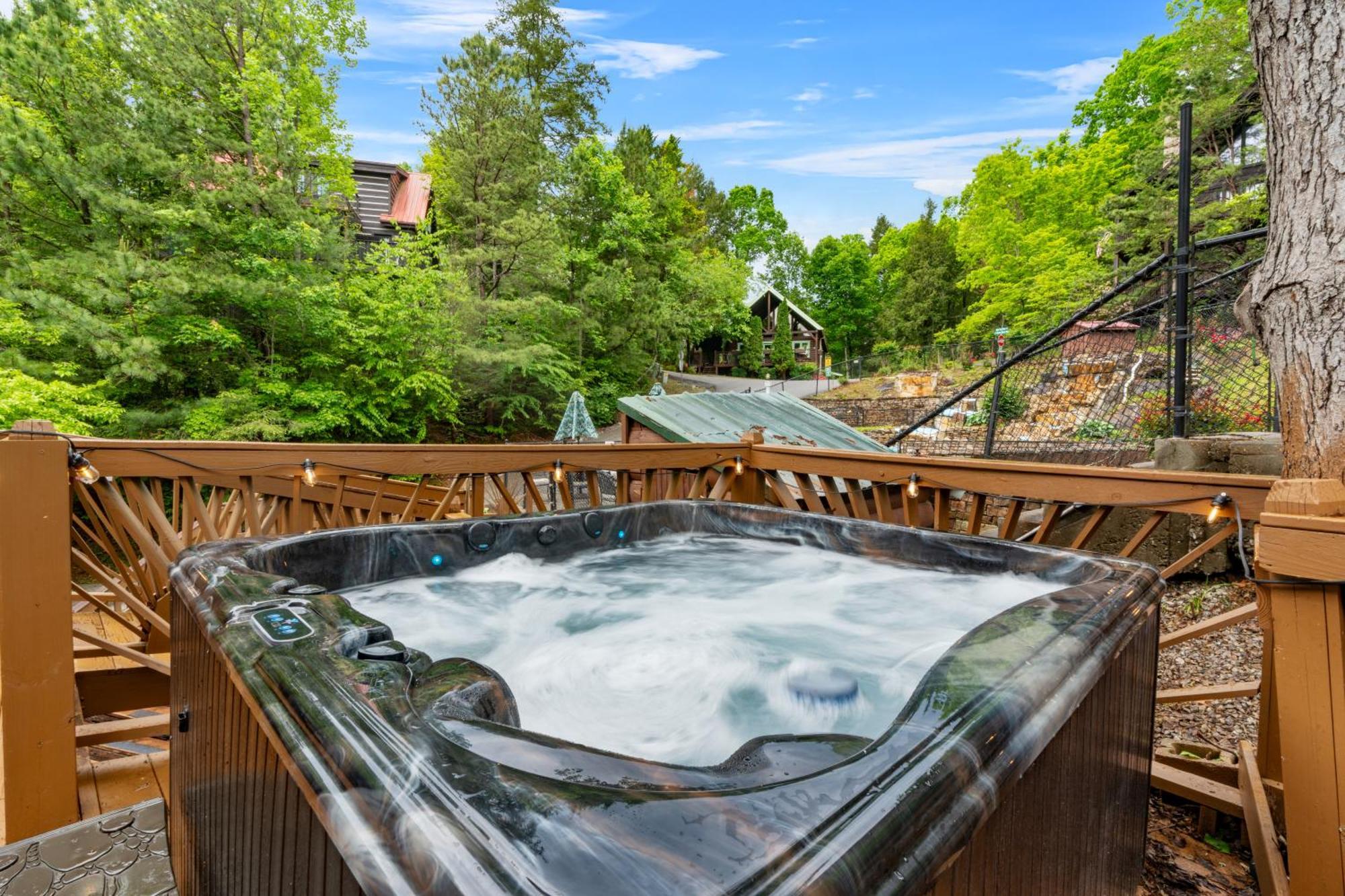 Pet Friendly, Safe In Winter 3 Bedroom, Brand New Hot Tub, And Grill! Working Fireplace, Easy Access *