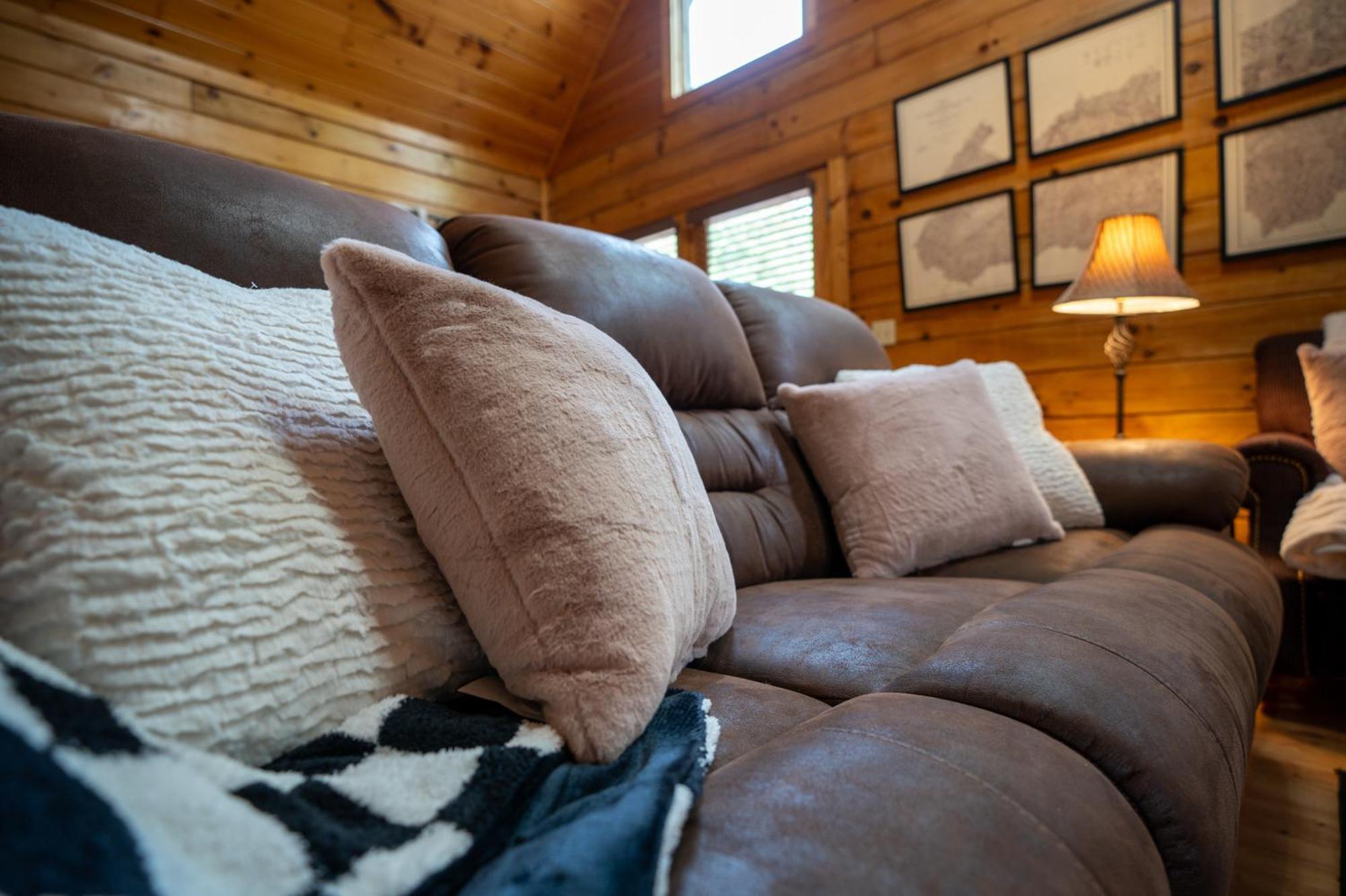 Pet Friendly, Safe In Winter 3 Bedroom, Brand New Hot Tub, And Grill! Working Fireplace, Easy Access Gatlinburg