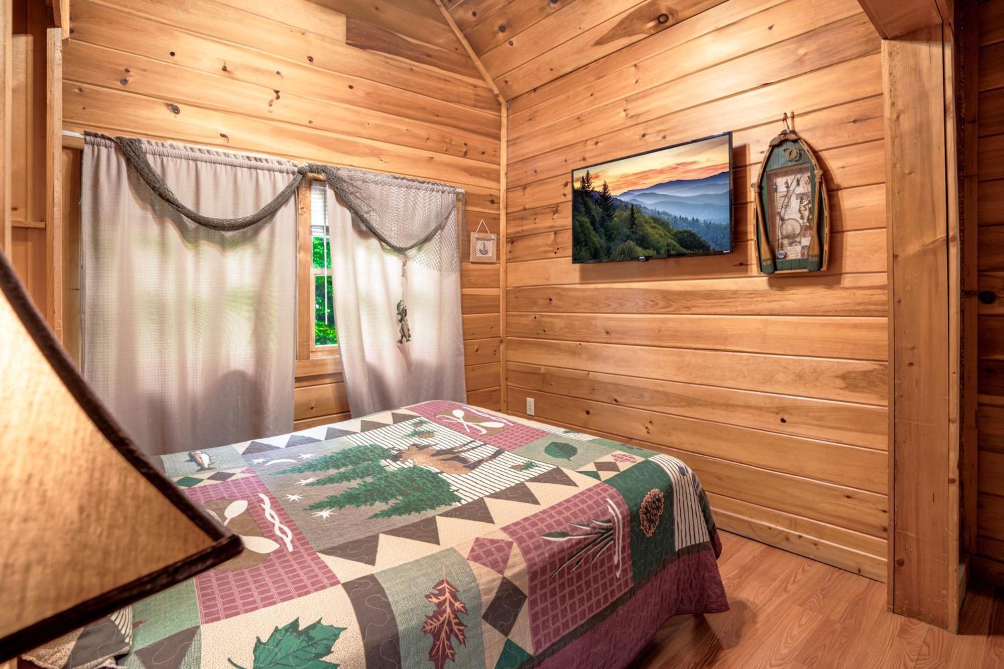 Holiday home Pet Friendly, Safe In Winter 3 Bedroom, Brand New Hot Tub, And Grill! Working Fireplace, Easy Access *