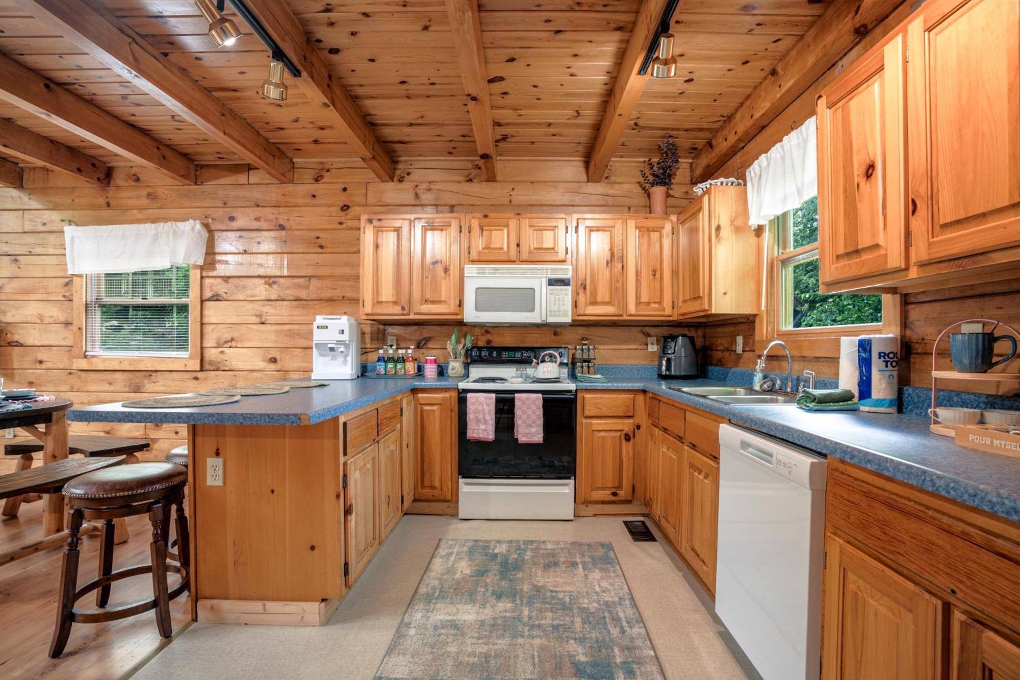 Holiday home Pet Friendly, Safe In Winter 3 Bedroom, Brand New Hot Tub, And Grill! Working Fireplace, Easy Access Gatlinburg
