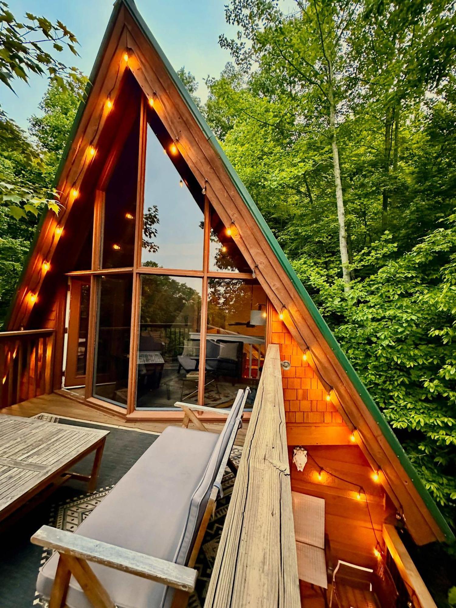 Charming A-frame W Hot Tub & Mountain Views Holiday home