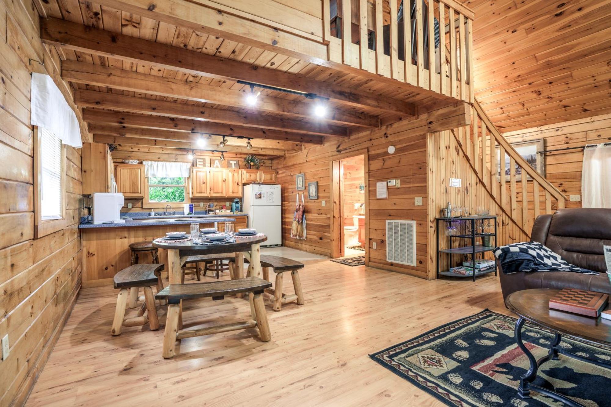 Pet Friendly, Safe In Winter 3 Bedroom, Brand New Hot Tub, And Grill! Working Fireplace, Easy Access Holiday home