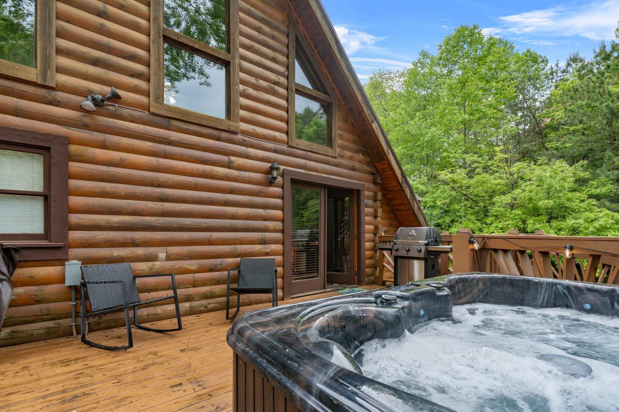 Pet Friendly, Safe In Winter 3 Bedroom, Brand New Hot Tub, And Grill! Working Fireplace, Easy Access Holiday home Gatlinburg