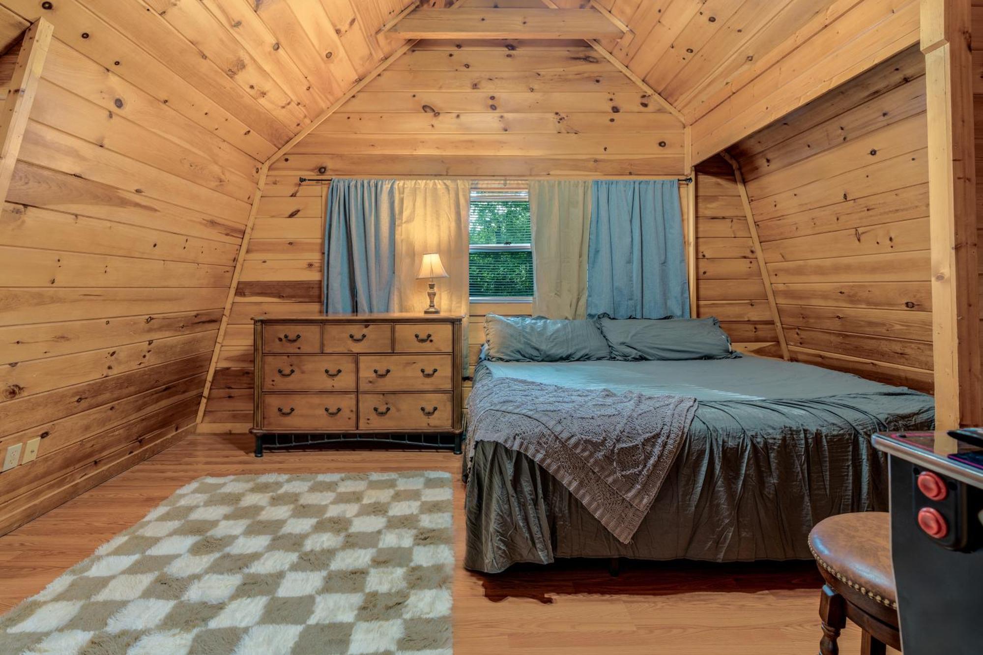 Pet Friendly, Safe In Winter 3 Bedroom, Brand New Hot Tub, And Grill! Working Fireplace, Easy Access