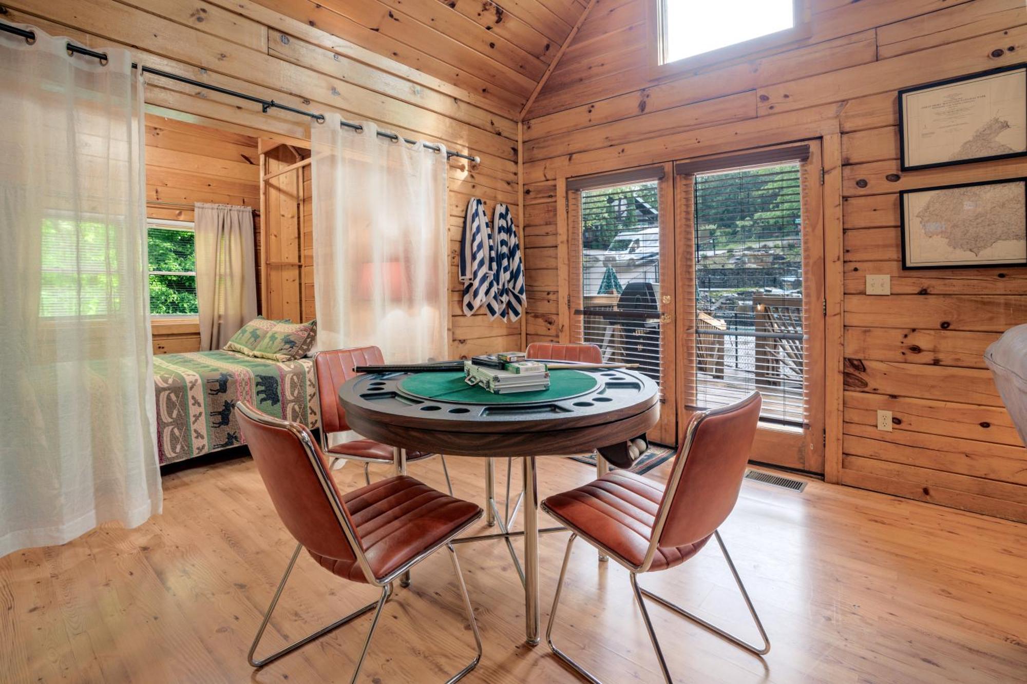 Pet Friendly, Safe In Winter 3 Bedroom, Brand New Hot Tub, And Grill! Working Fireplace, Easy Access Holiday home Gatlinburg