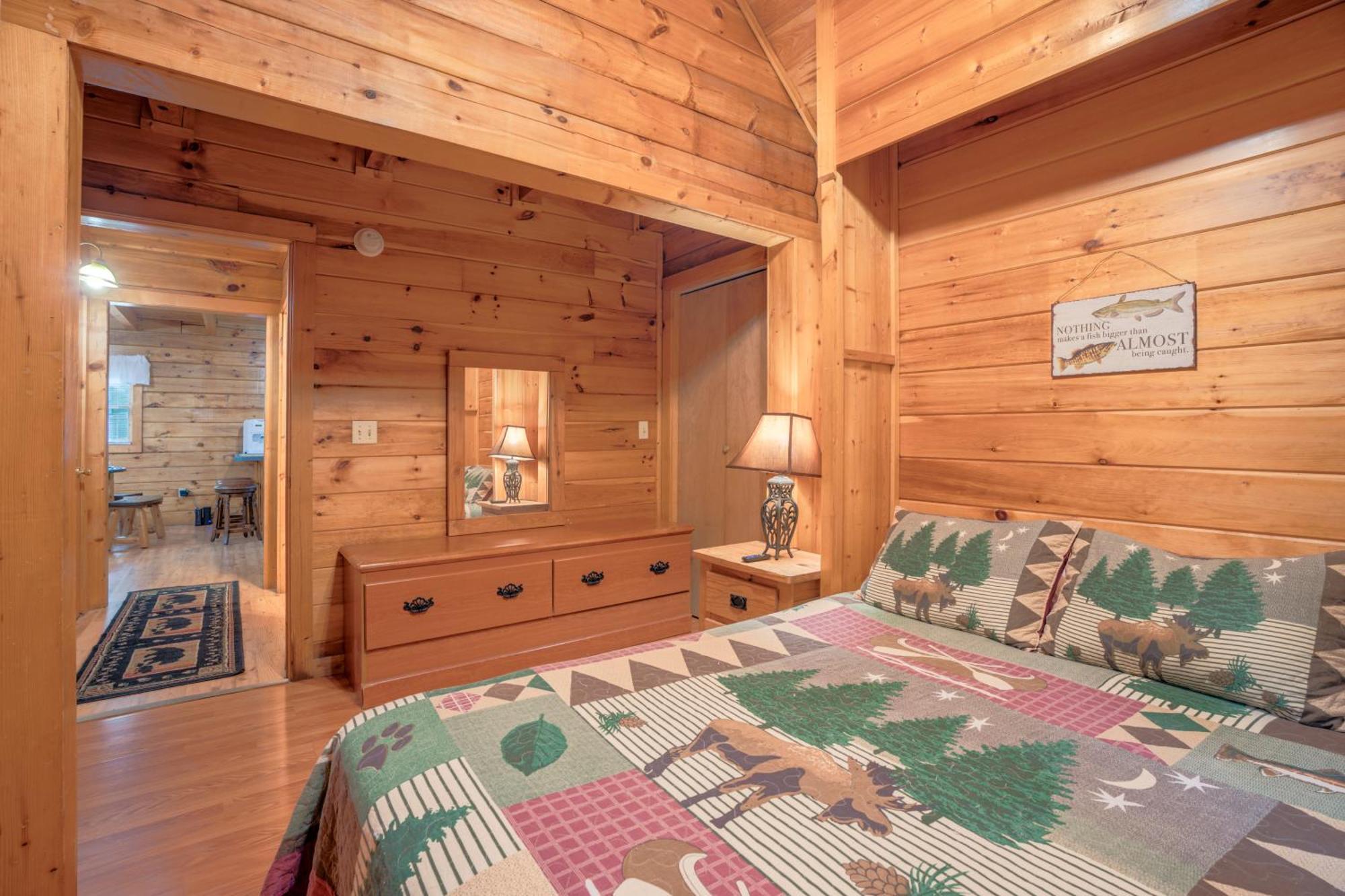 Pet Friendly, Safe In Winter 3 Bedroom, Brand New Hot Tub, And Grill! Working Fireplace, Easy Access Gatlinburg