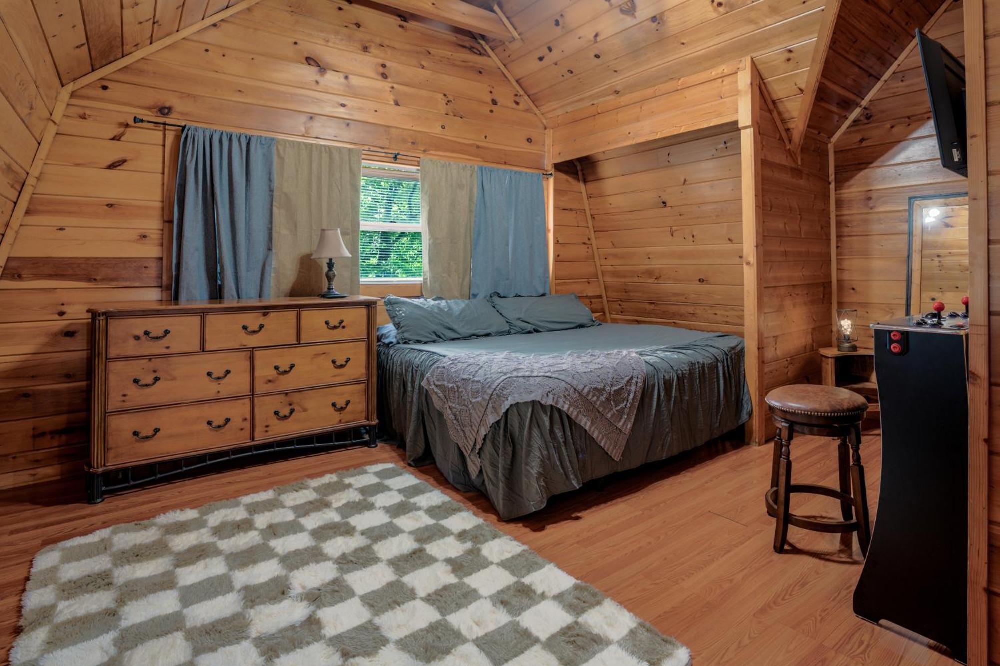 Pet Friendly, Safe In Winter 3 Bedroom, Brand New Hot Tub, And Grill! Working Fireplace, Easy Access Holiday home