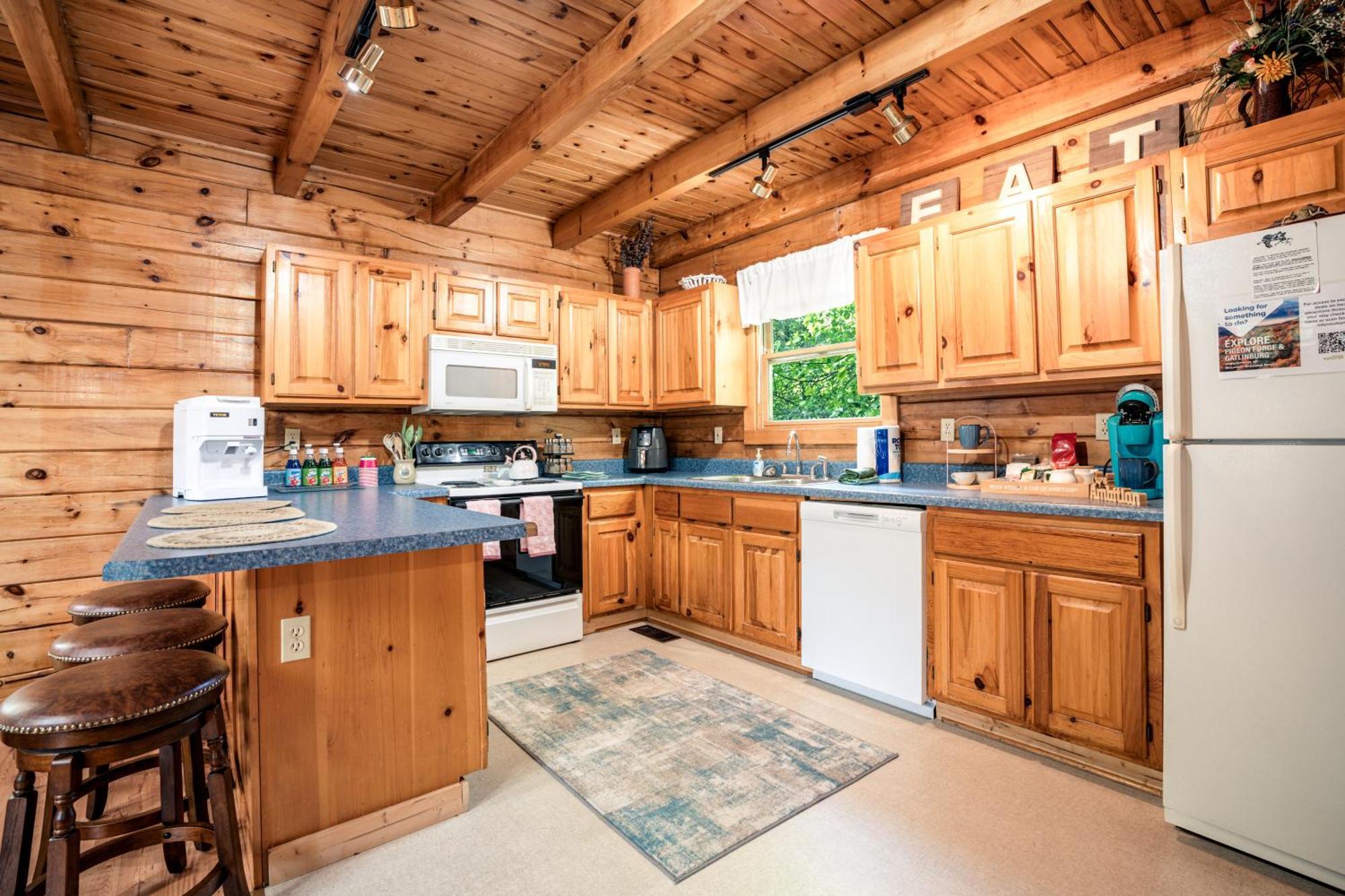 Pet Friendly, Safe In Winter 3 Bedroom, Brand New Hot Tub, And Grill! Working Fireplace, Easy Access
