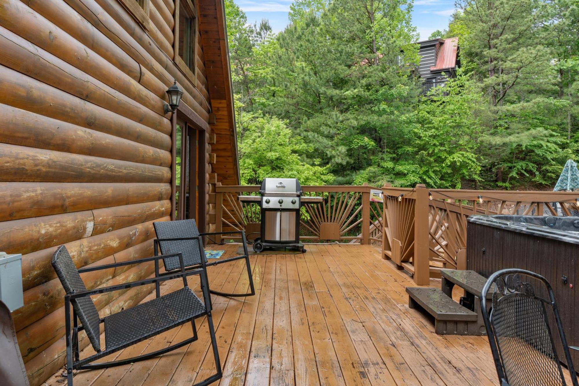 Holiday home Pet Friendly, Safe In Winter 3 Bedroom, Brand New Hot Tub, And Grill! Working Fireplace, Easy Access *