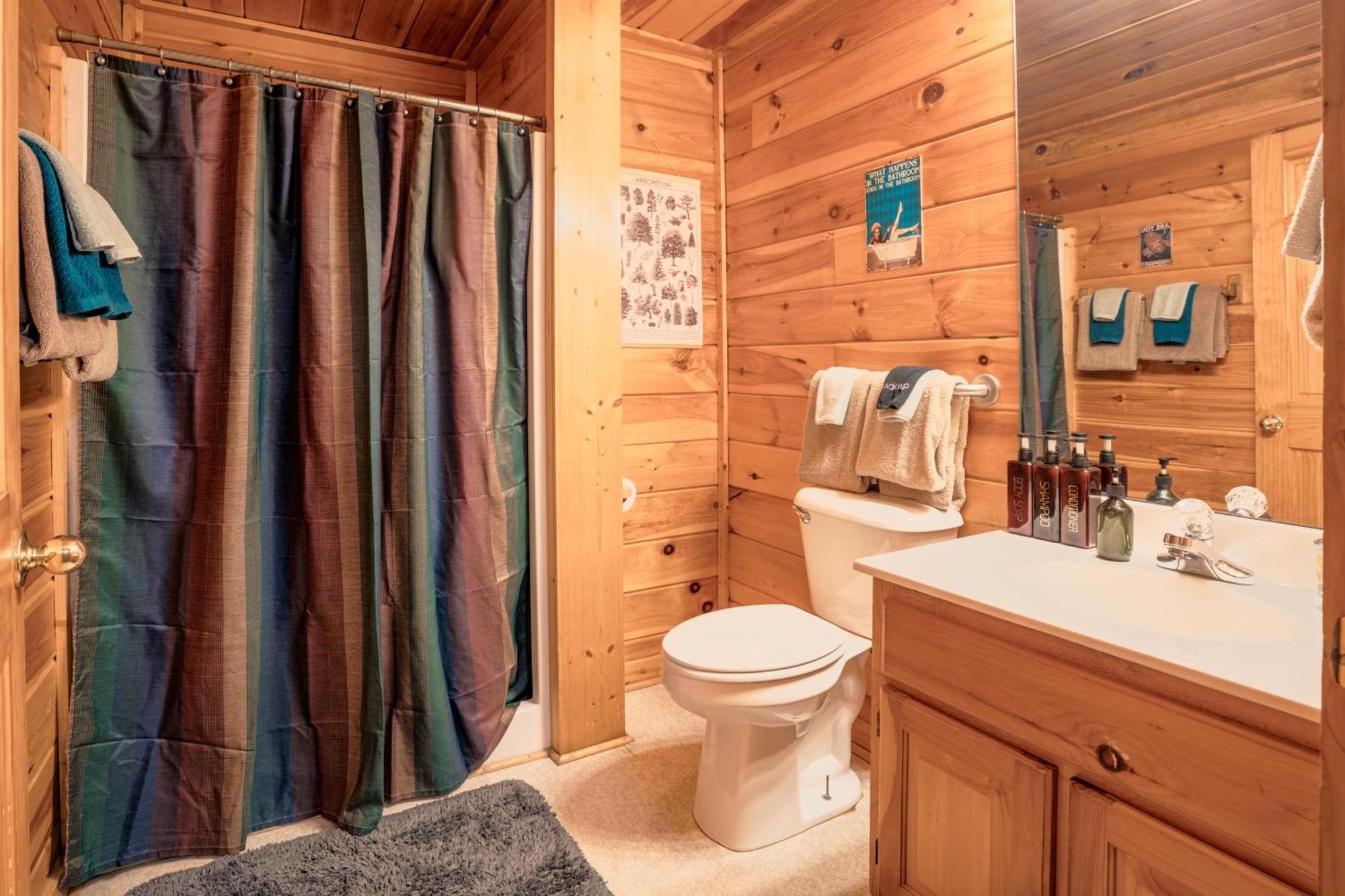 Pet Friendly, Safe In Winter 3 Bedroom, Brand New Hot Tub, And Grill! Working Fireplace, Easy Access Holiday home Gatlinburg