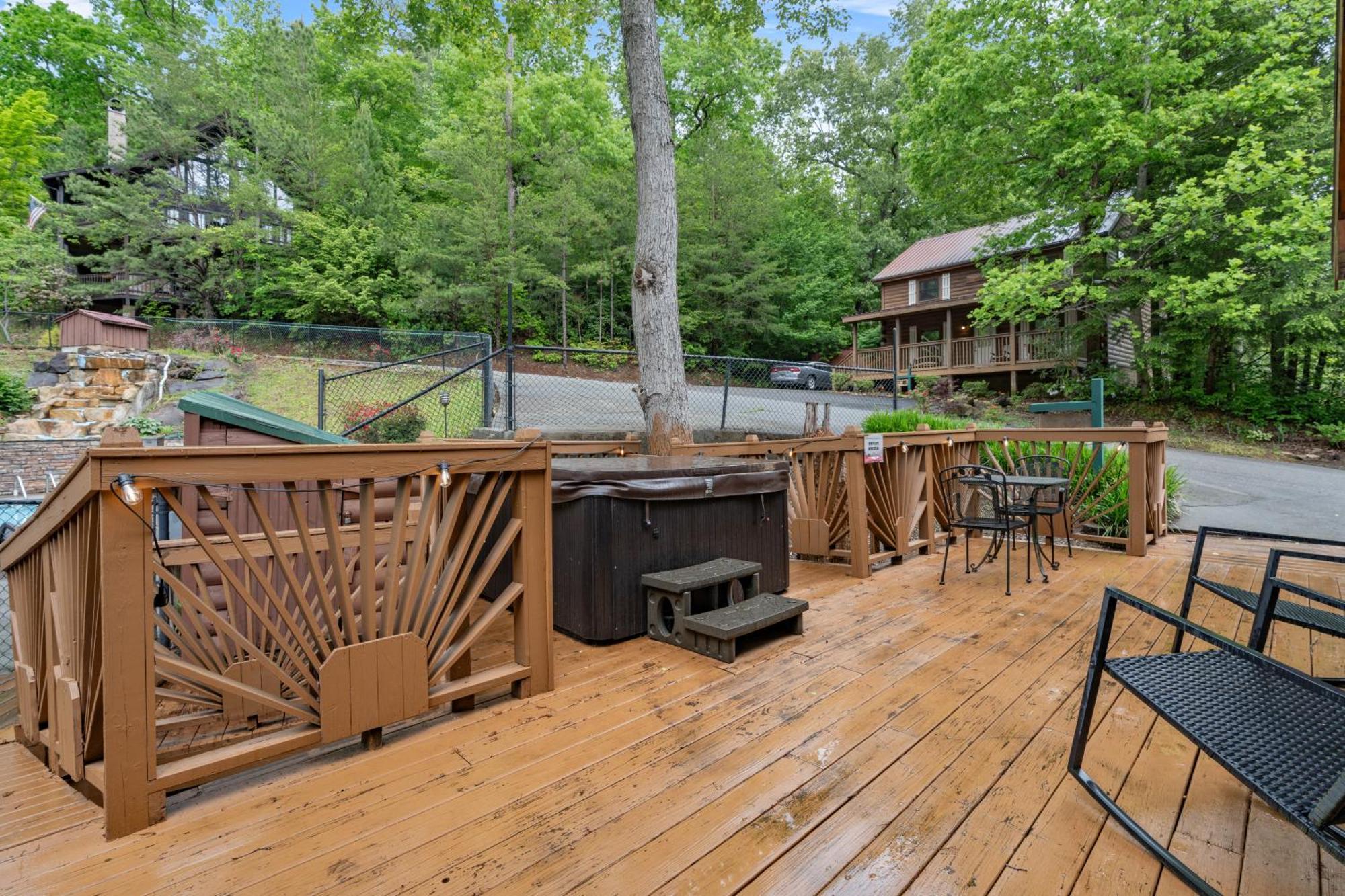 Pet Friendly, Safe In Winter 3 Bedroom, Brand New Hot Tub, And Grill! Working Fireplace, Easy Access *
