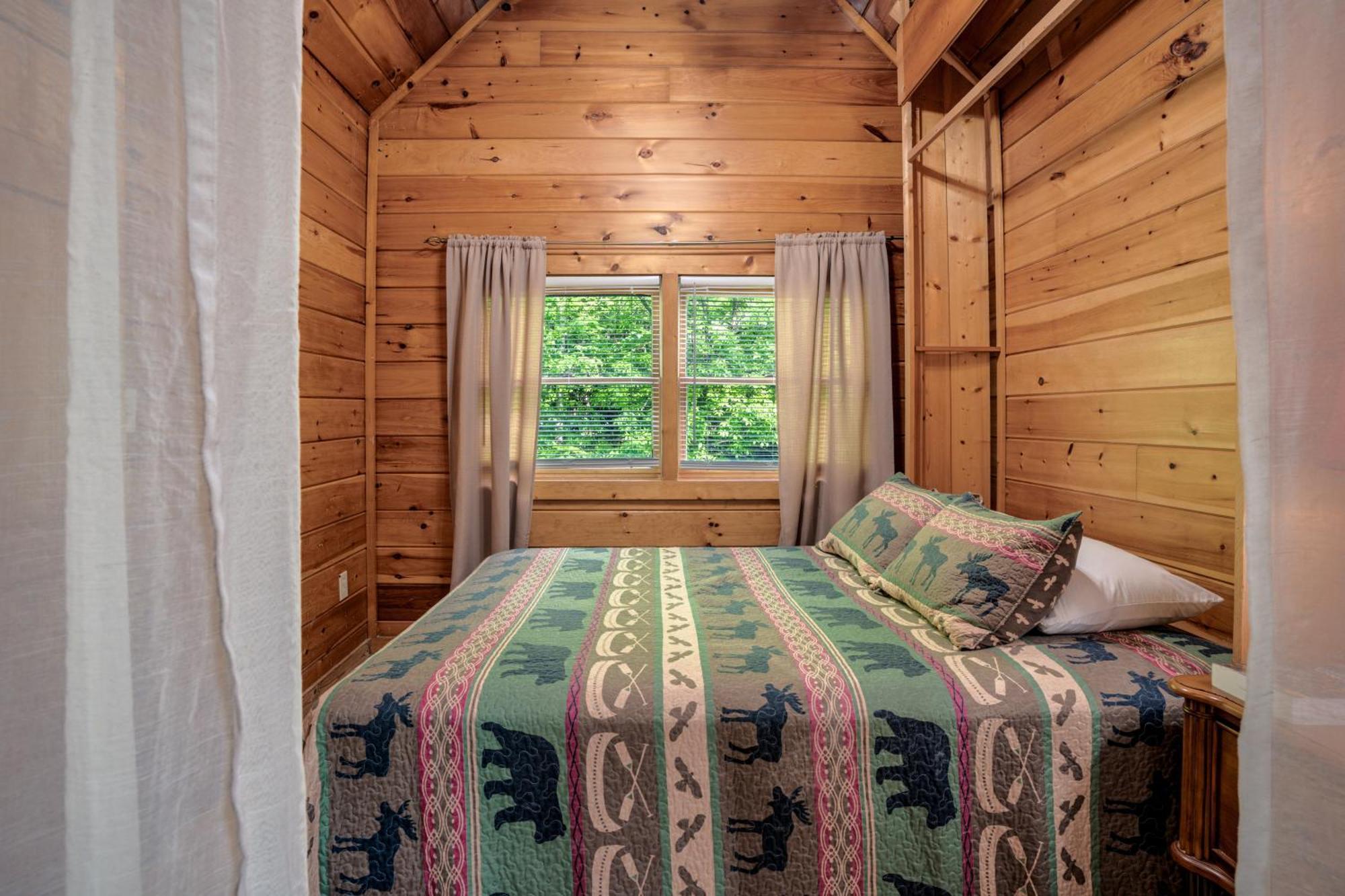 Pet Friendly, Safe In Winter 3 Bedroom, Brand New Hot Tub, And Grill! Working Fireplace, Easy Access