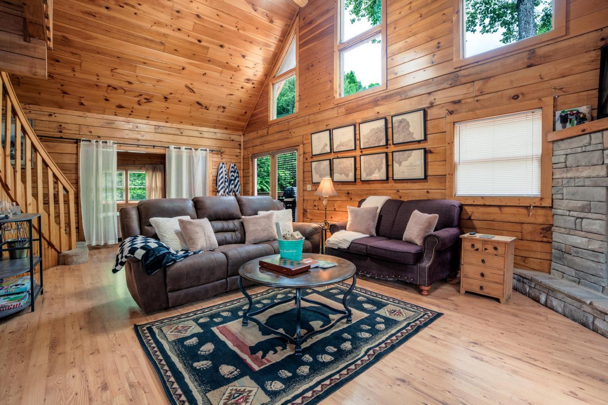 Pet Friendly, Safe In Winter 3 Bedroom, Brand New Hot Tub, And Grill! Working Fireplace, Easy Access Holiday home *