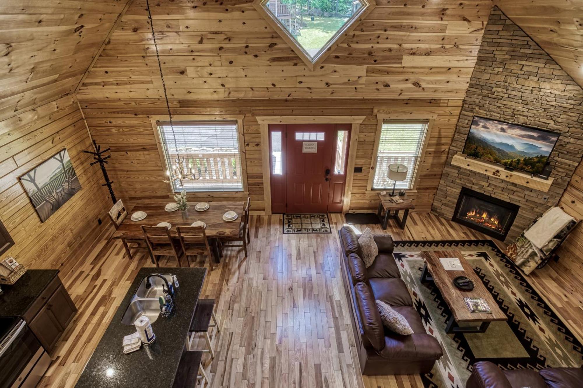 Cozy Log Cabin, Hot Tub, Pool Table, Pool Access