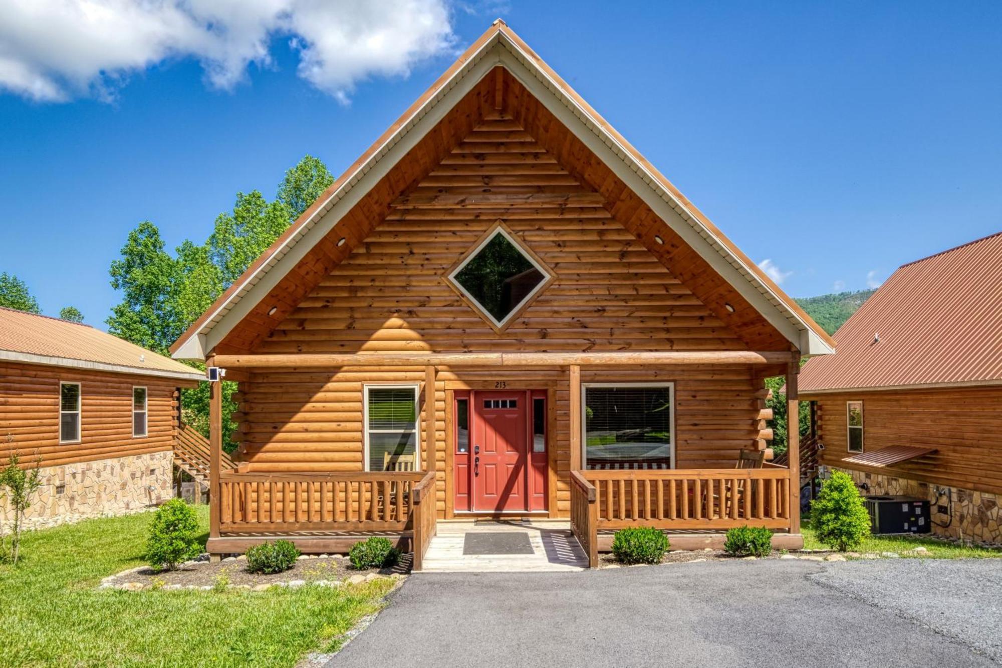 Cozy Log Cabin, Hot Tub, Pool Table, Pool Access Holiday home Gatlinburg