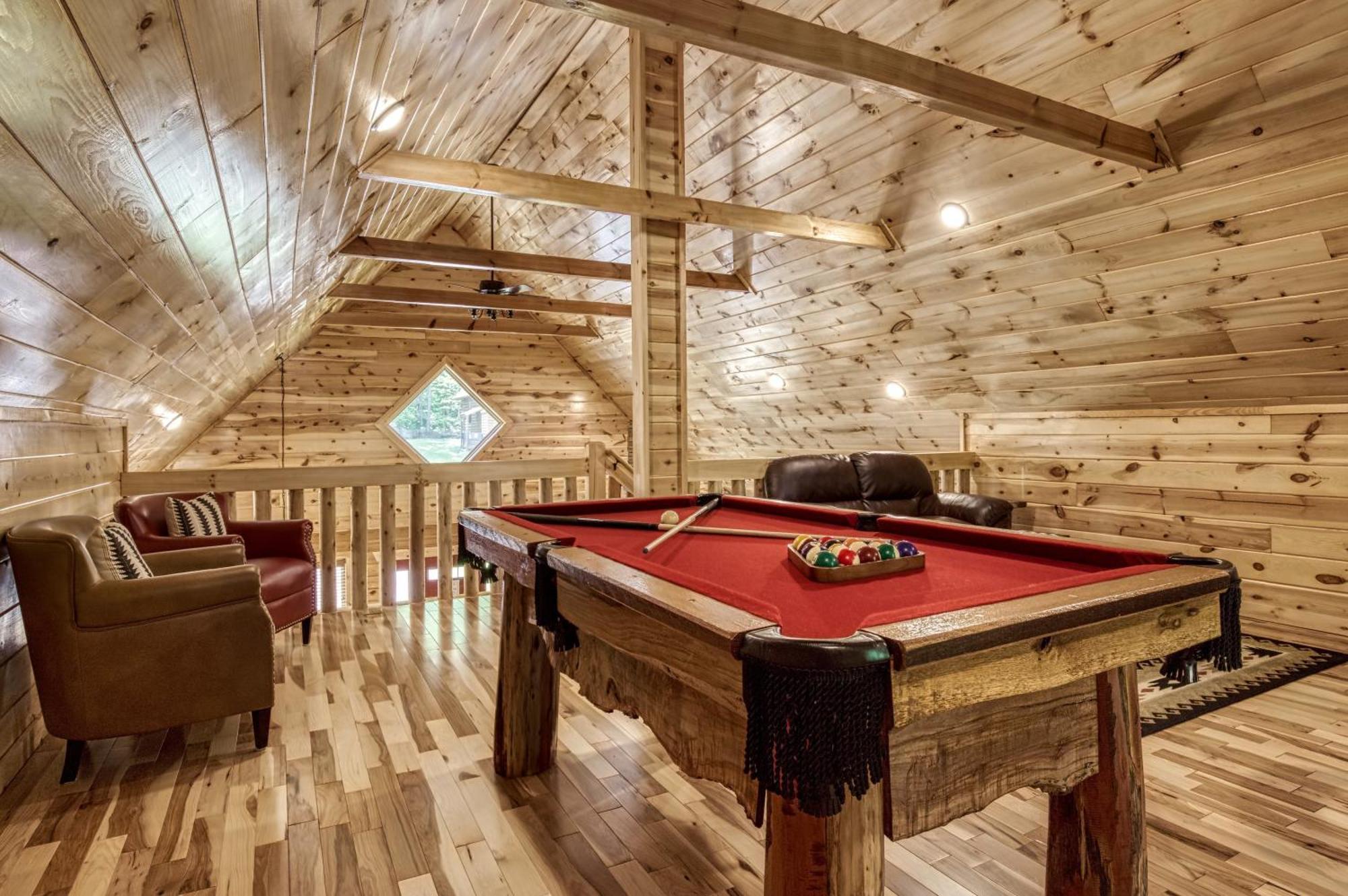 Cozy Log Cabin, Hot Tub, Pool Table, Pool Access *