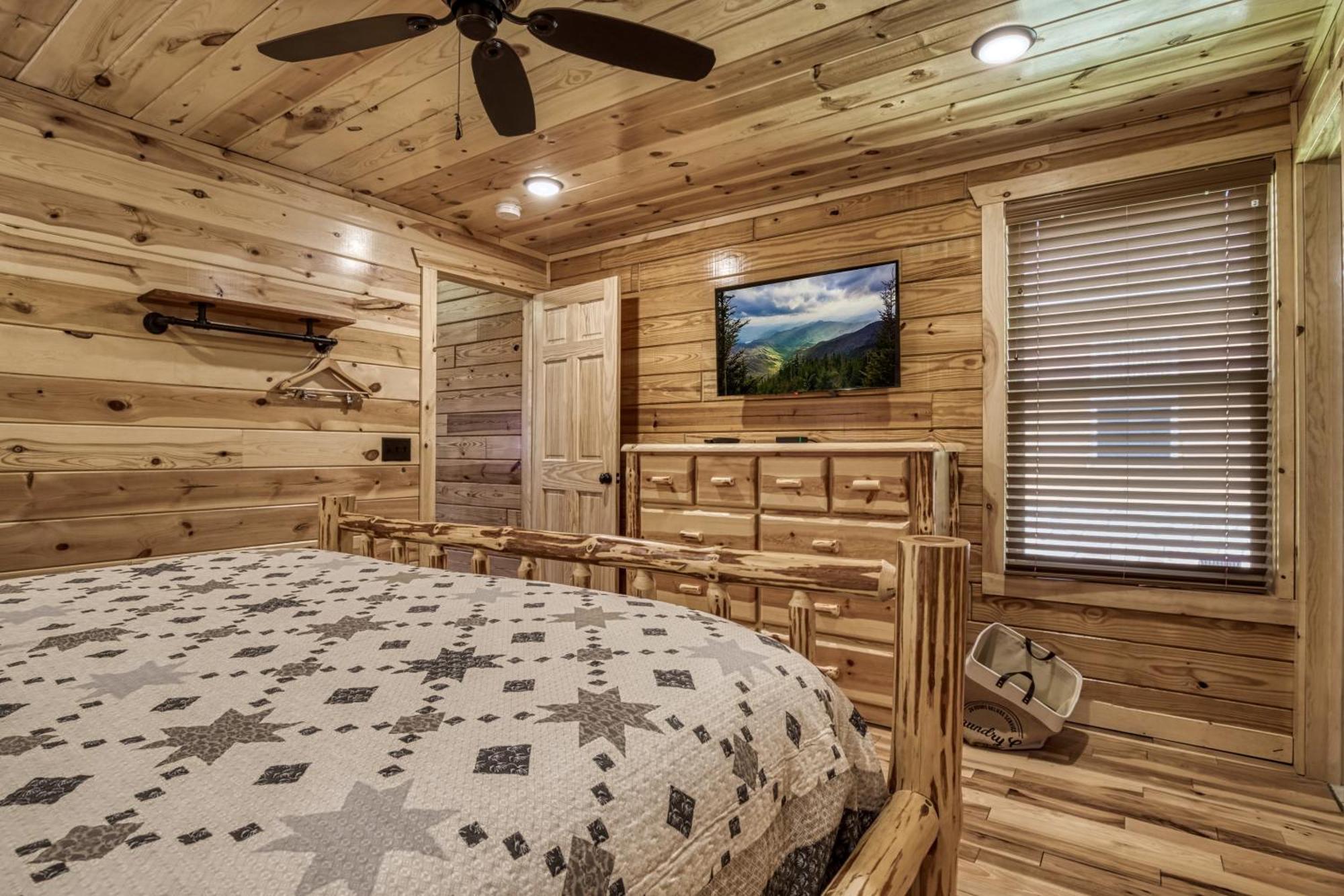 Cozy Log Cabin, Hot Tub, Pool Table, Pool Access Gatlinburg