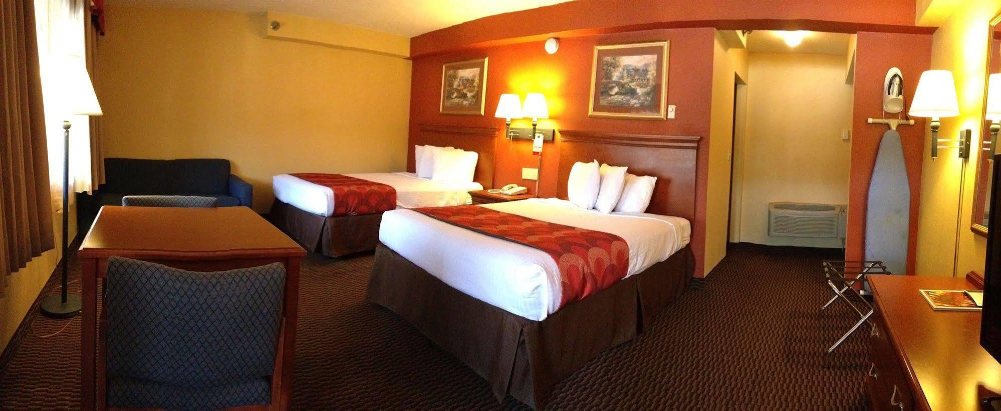 Hotel Super 8 By Wyndham Downtown At Convention Center 3*