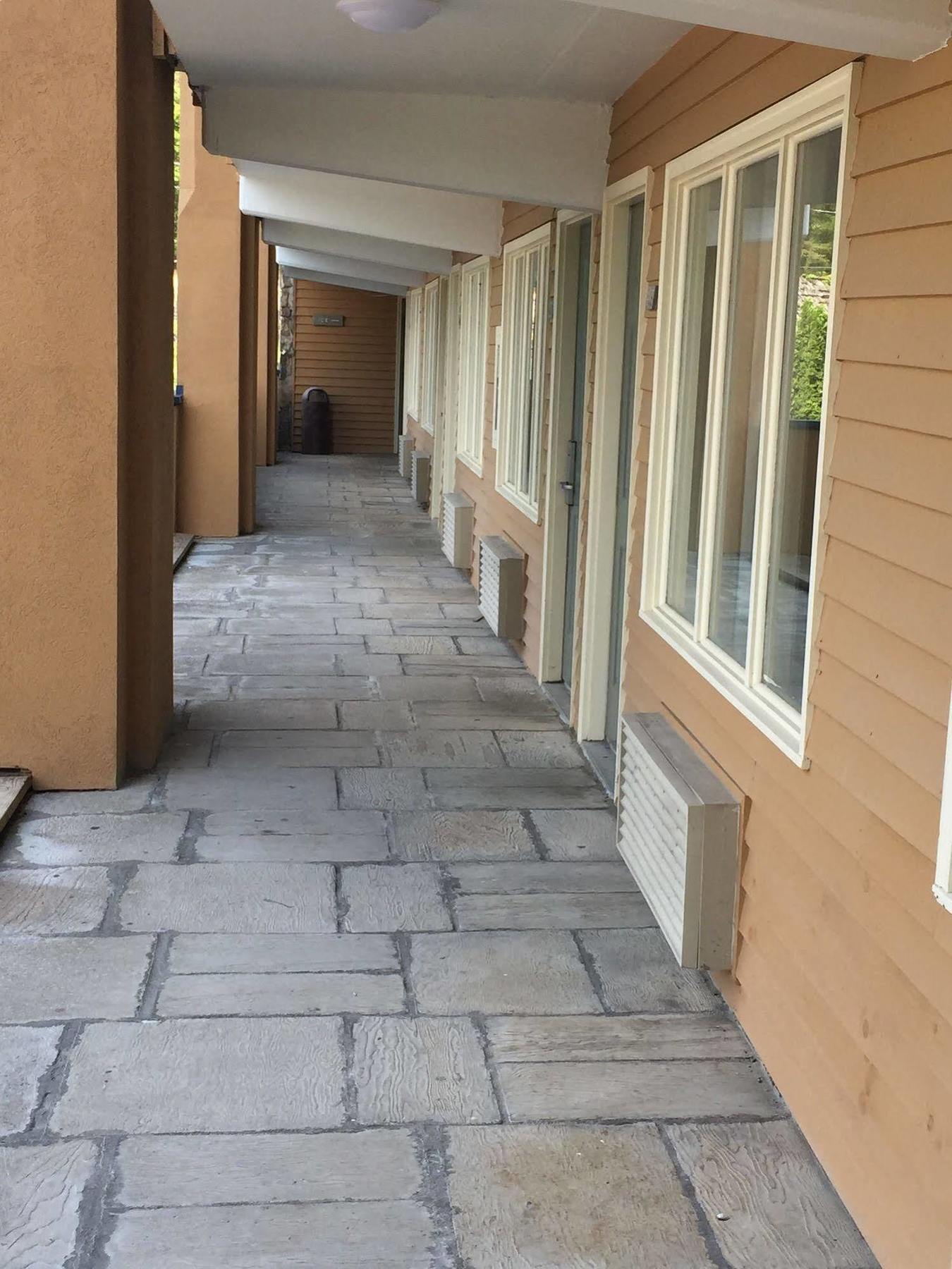 Clarion Pointe Downtown Hotel 2*