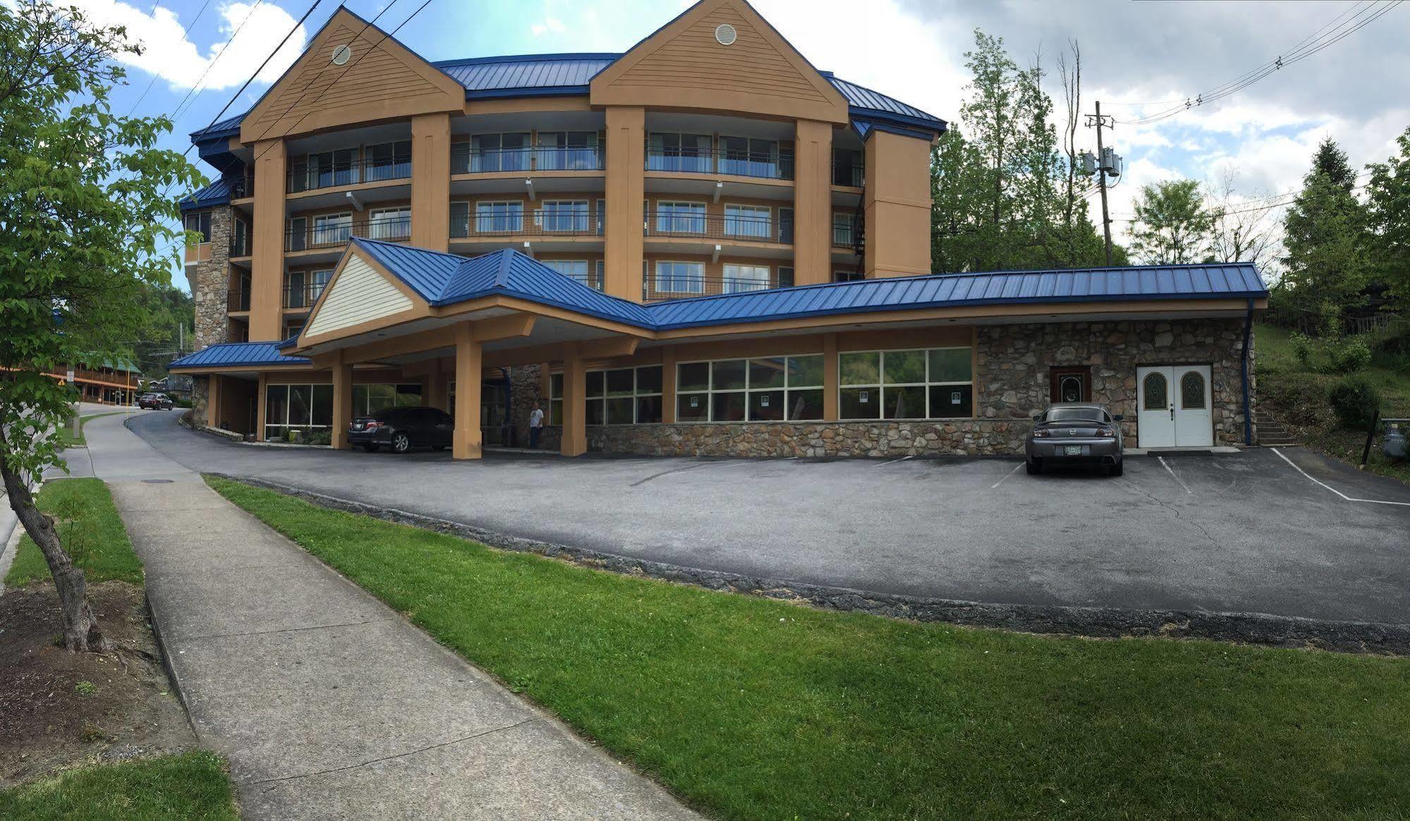 Clarion Pointe Downtown Hotel