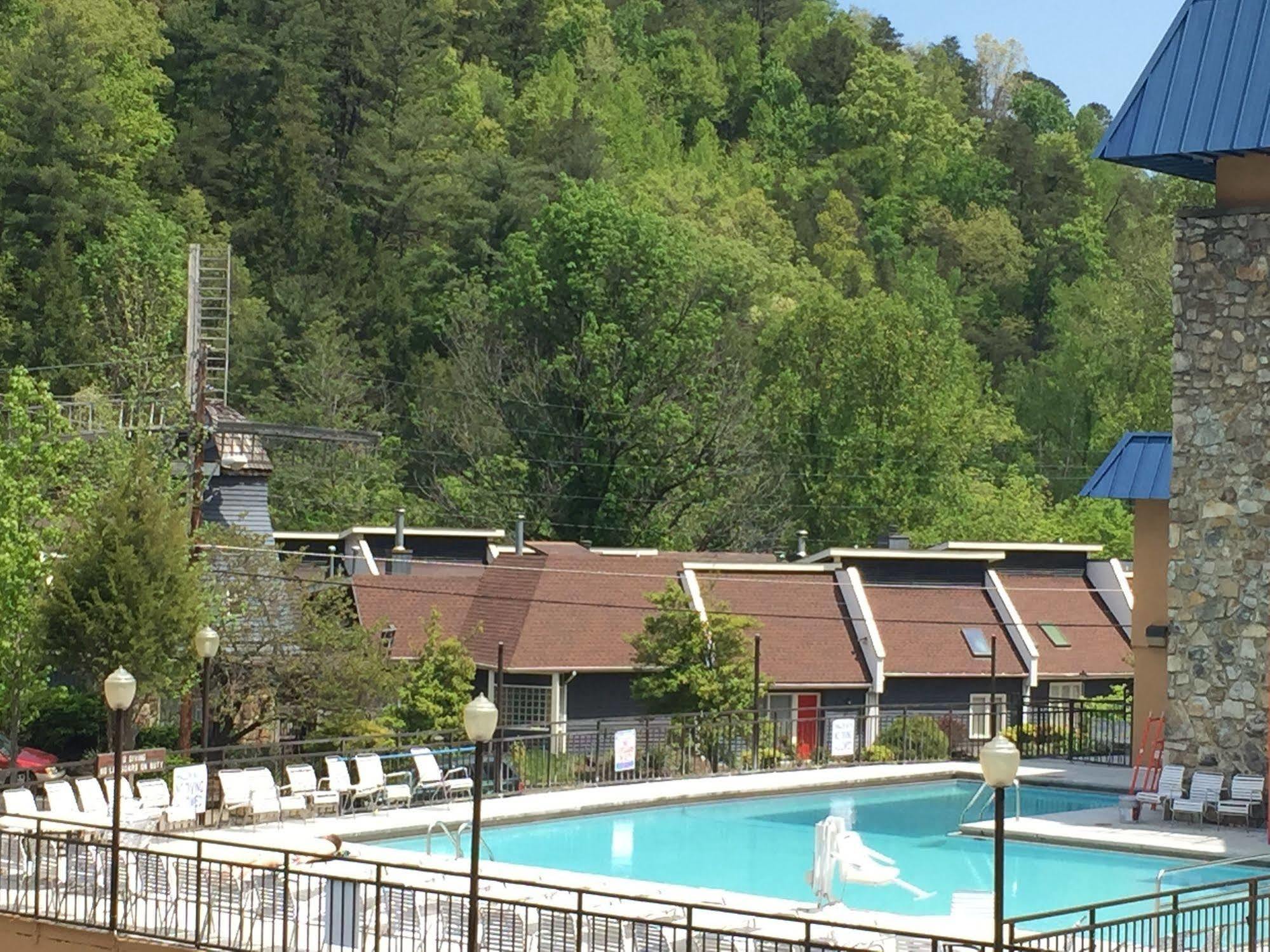 Clarion Pointe Downtown Hotel Gatlinburg