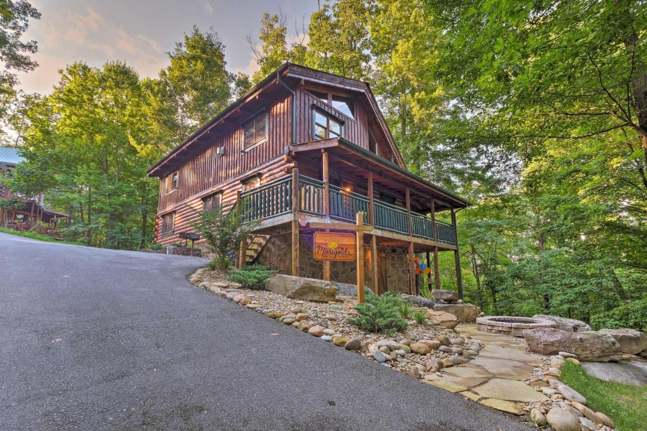 Holiday home Family Cabin With Private Hot Tub And Deck! Gatlinburg