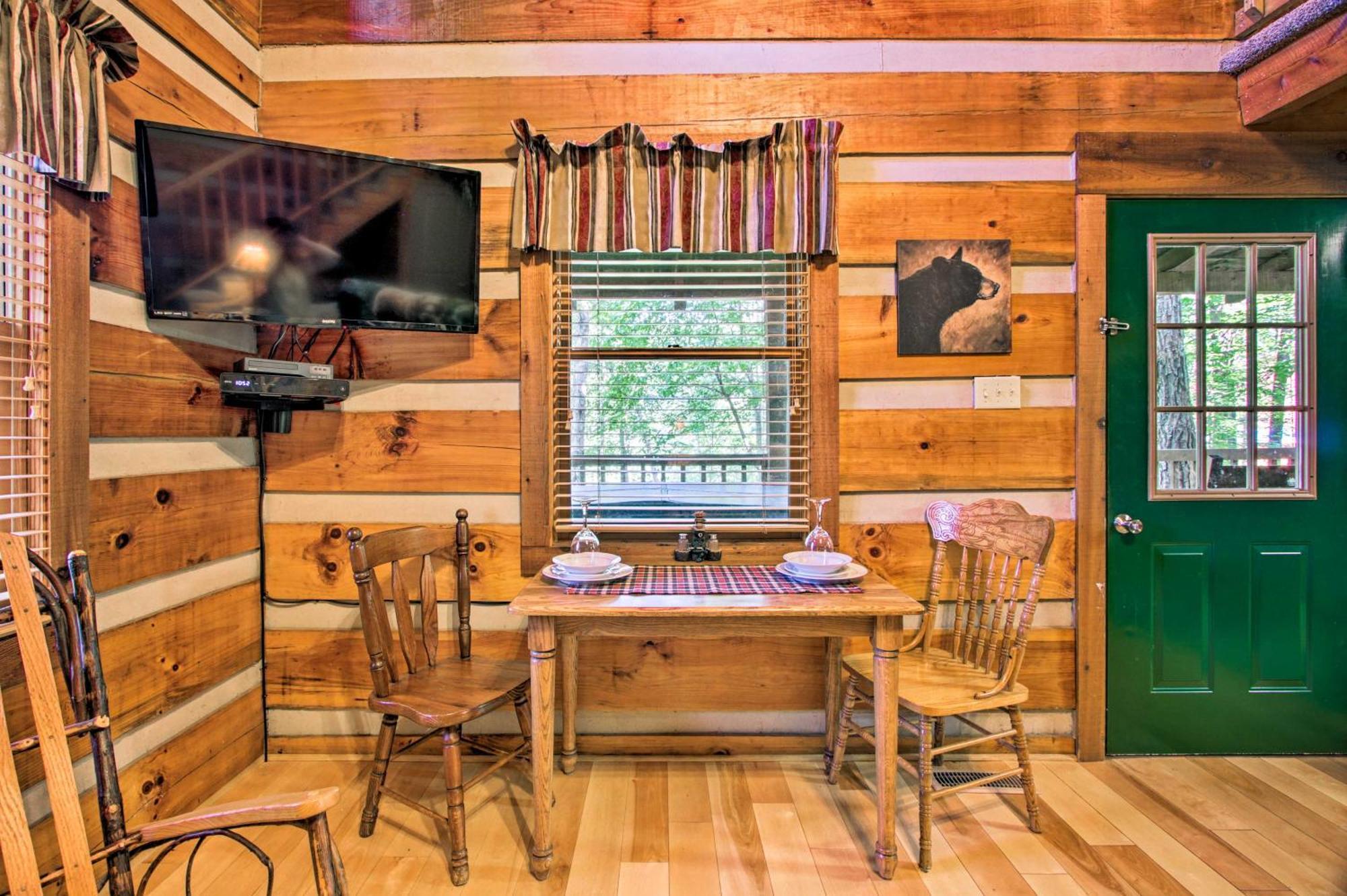 Secluded Forest Cabin, 4 Mi To Downtown Holiday home *
