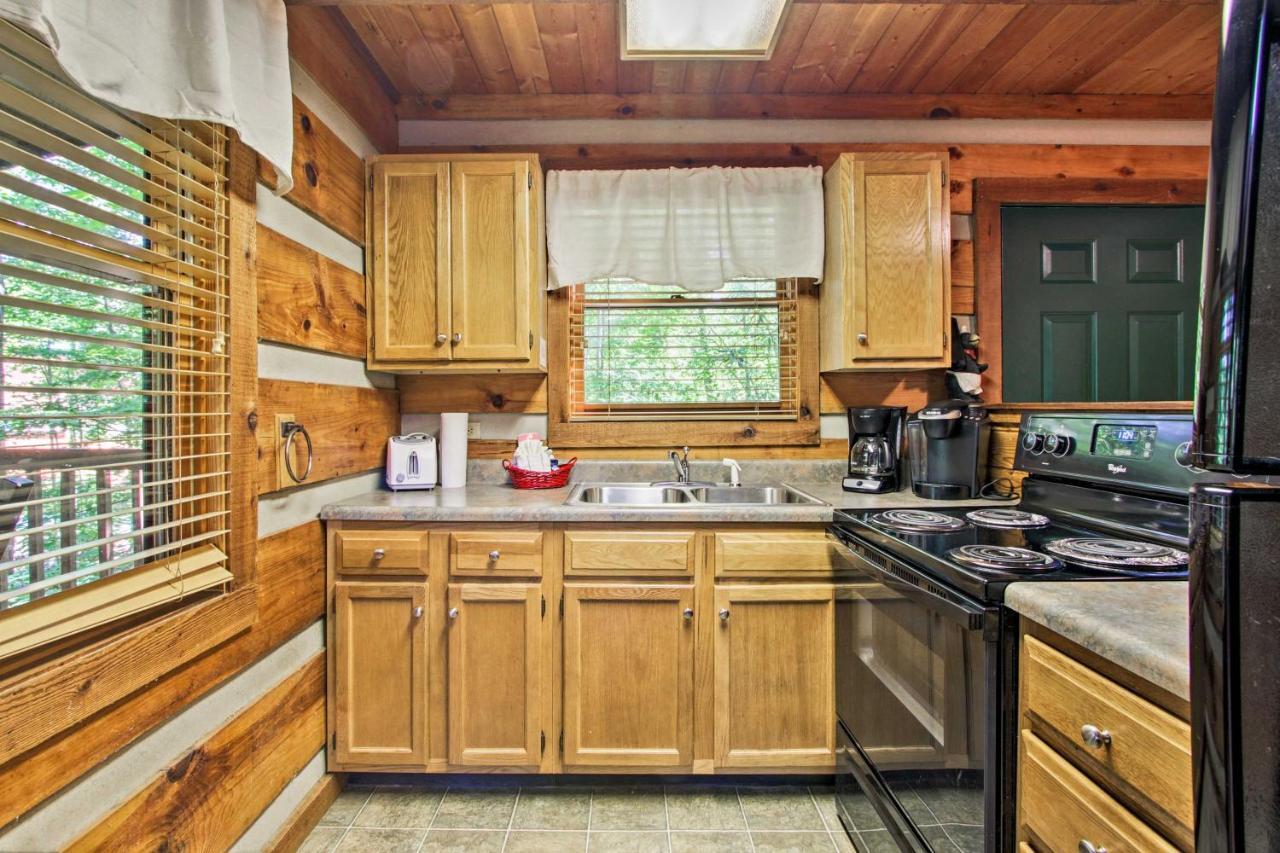 Holiday home Secluded Forest Cabin, 4 Mi To Downtown Gatlinburg