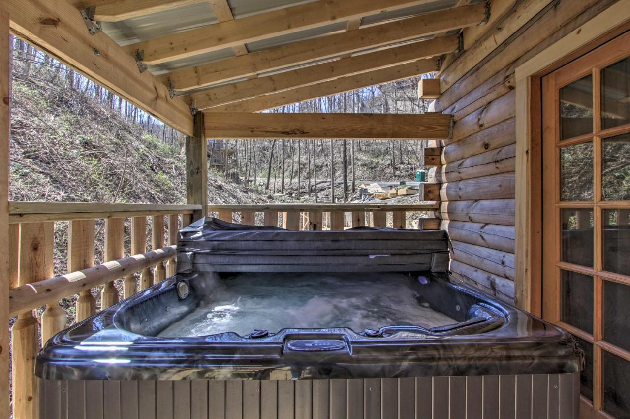Holiday home The Phoenix With Hot Tub In Gatlinburg!
