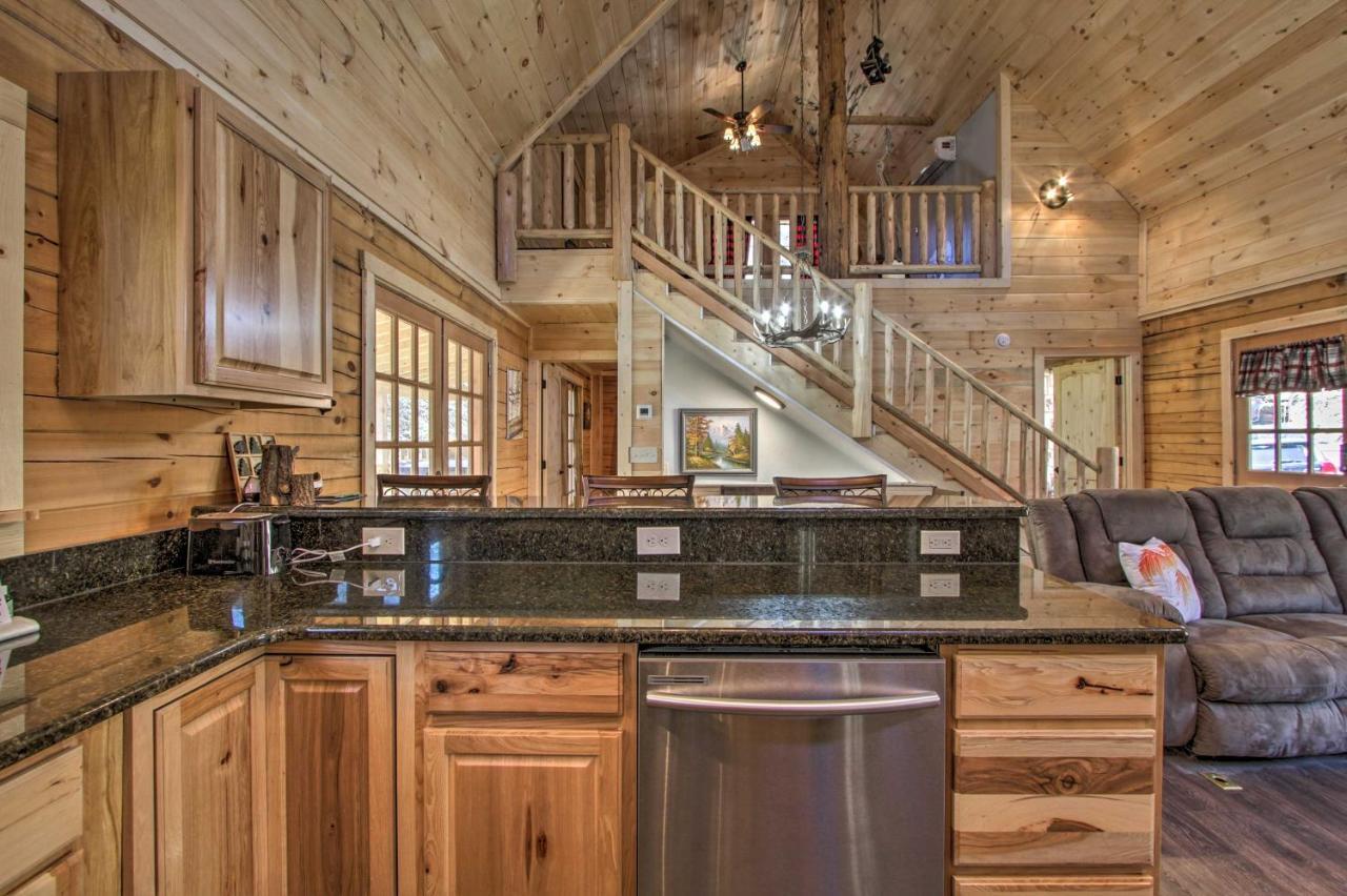 Holiday home The Phoenix With Hot Tub In Gatlinburg!