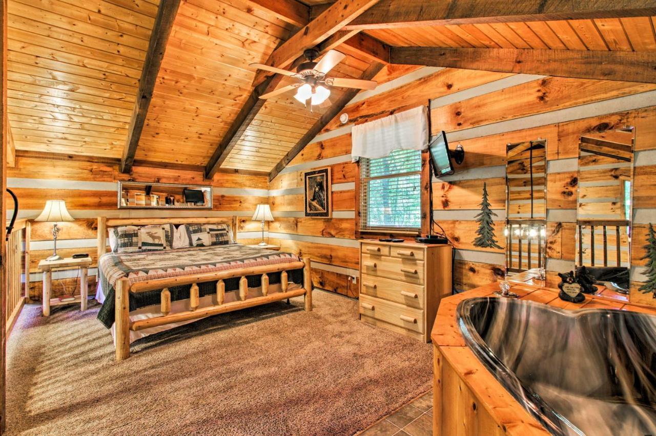 Holiday home Secluded Forest Cabin, 4 Mi To Downtown Gatlinburg