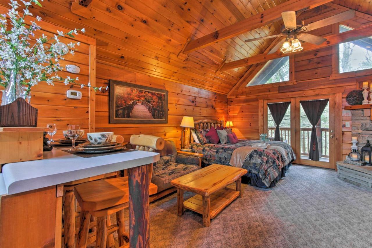 Holiday home Two Hearts Cabin With Hot Tub, Amenities